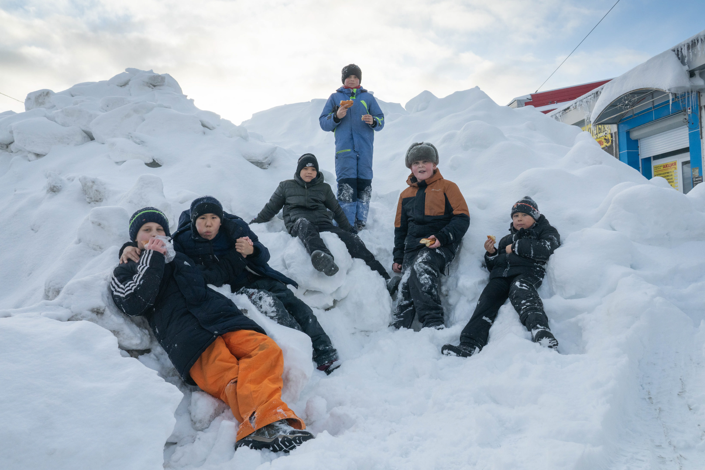 На время снегопада школы закрывали, а детей переводили на дистанционное обучение. С понедельника, 26 января, учащиеся 9—11-х классов вновь ходят на занятия. Многие ребята не посещают онлайн-уроки и искренне радуются сугробам