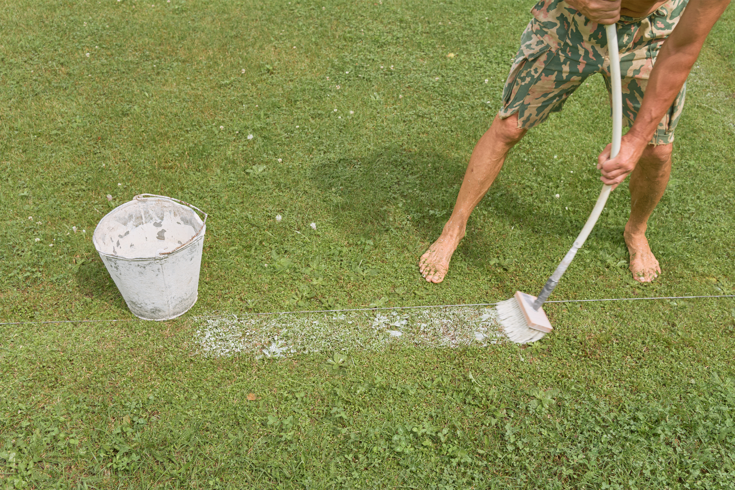Разметка производится вручную: в качестве краски используется разведенный в воде мел
