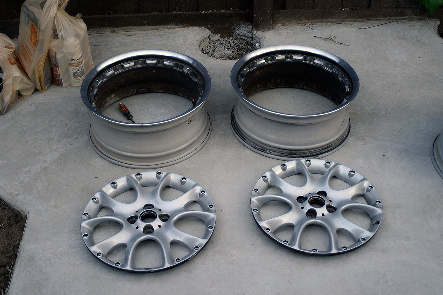 Двусоставный диск в разобранном виде. Центральная часть отделена от обода: это удобно для окраски или полировки. Разборка и надежная сборка таких дисков — кропотливый и долгий процесс. Правда, и заниматься этим постоянно не нужно. © ECSTuning / northamericanmotoring.com