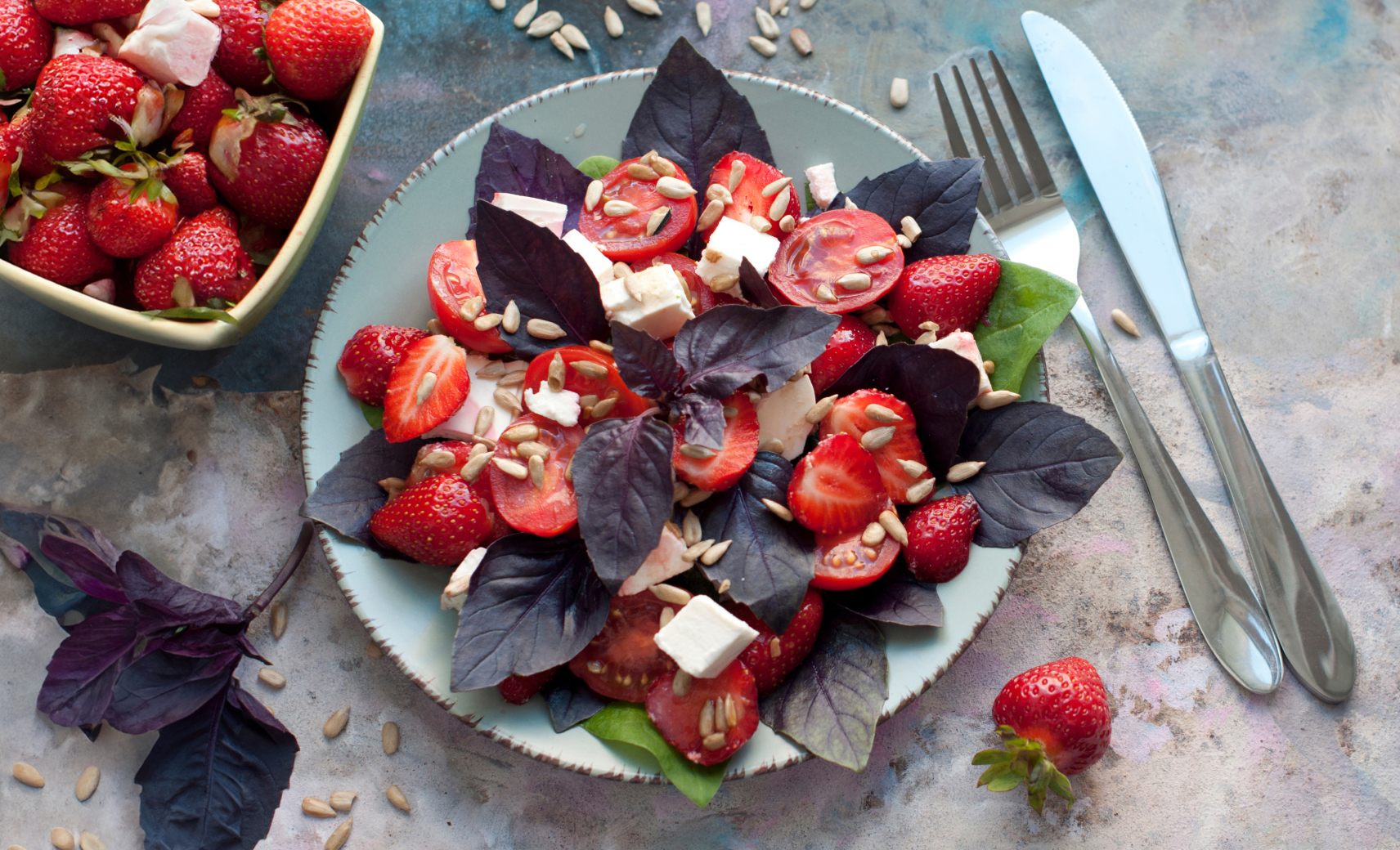 Салат с клубникой и томатами