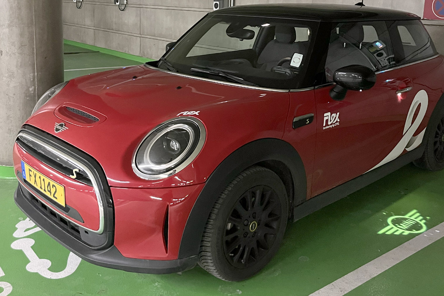 В каршеринге Flex арендовать электрический Мини Купер стоит 2,95 € ( ₽) в час плюс 0,5 € ( ₽) за каждый километр пробега. Грузовой минивэн — 5,95 € ( ₽) в час плюс 0,9 € ( ₽) за каждый километр