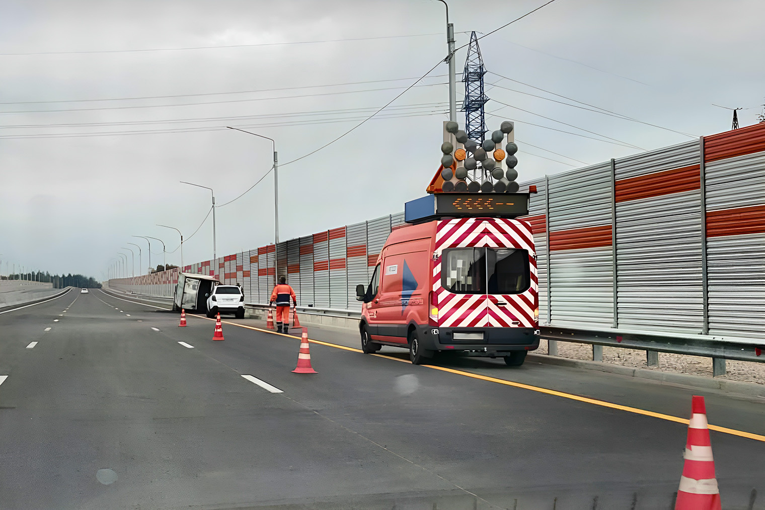 Если на дороге произошло ДТП или появилось препятствие, аварийные комиссары выставляют конусы, чтобы оградить место происшествия и предупредить водителей. Источник: «Яндекс Карты»