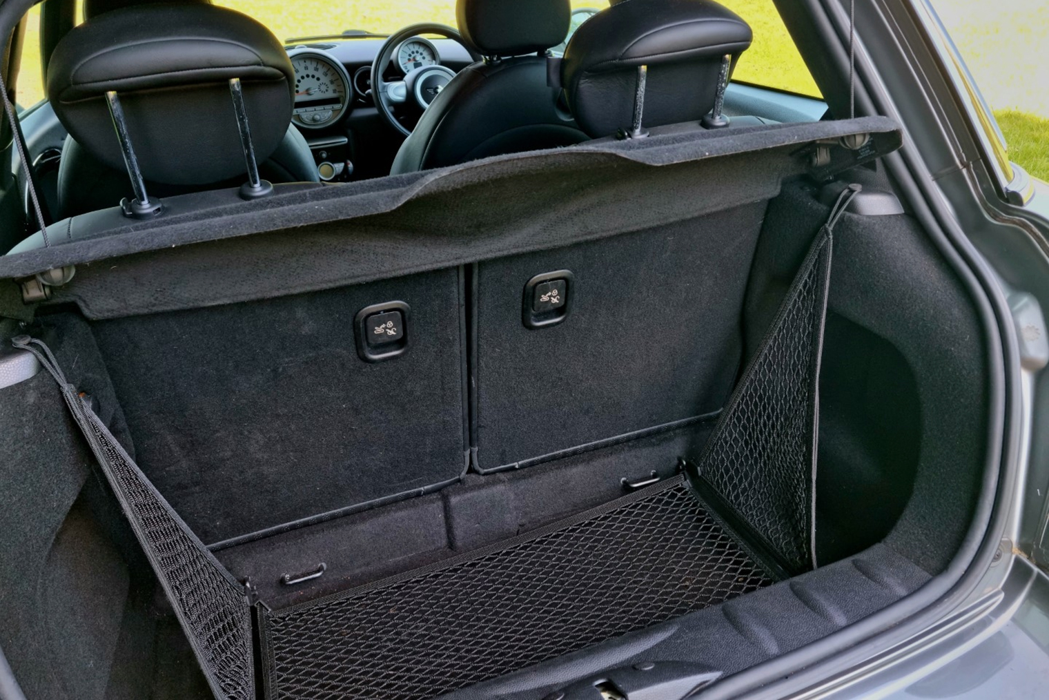 Объем багажника хэтчбэка MINI — скромные 160 л. Сетки для крепления груза — опция. Источник: oldcolonelcars.co.uk