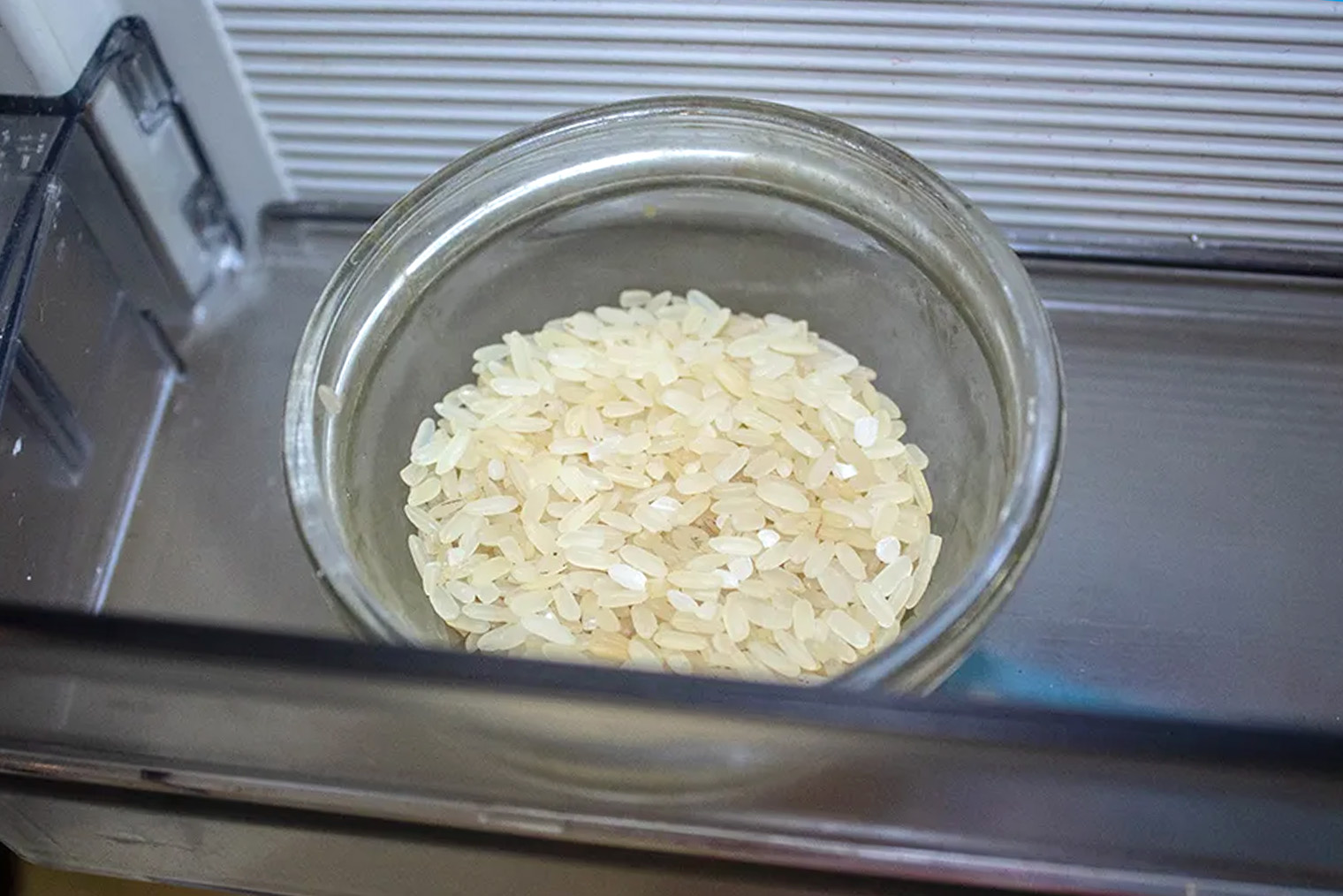 Иногда я ставлю в дверцу емкость с рисом