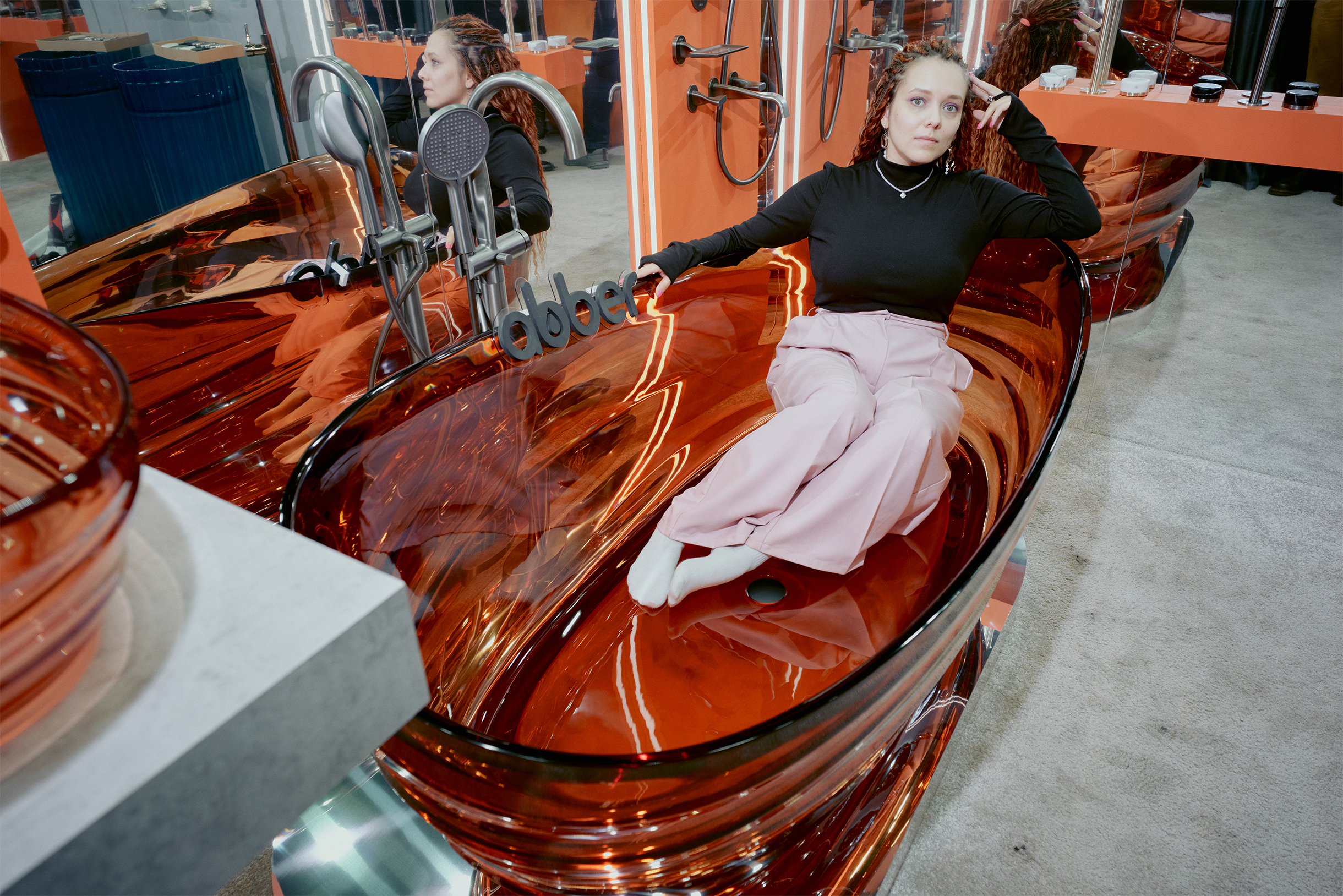 В трендах все еще прозрачные ванны из полиэфирной смолы. Они выглядят как карамель и довольно практичны в уходе, но очень дорогие — от 300 000 ₽