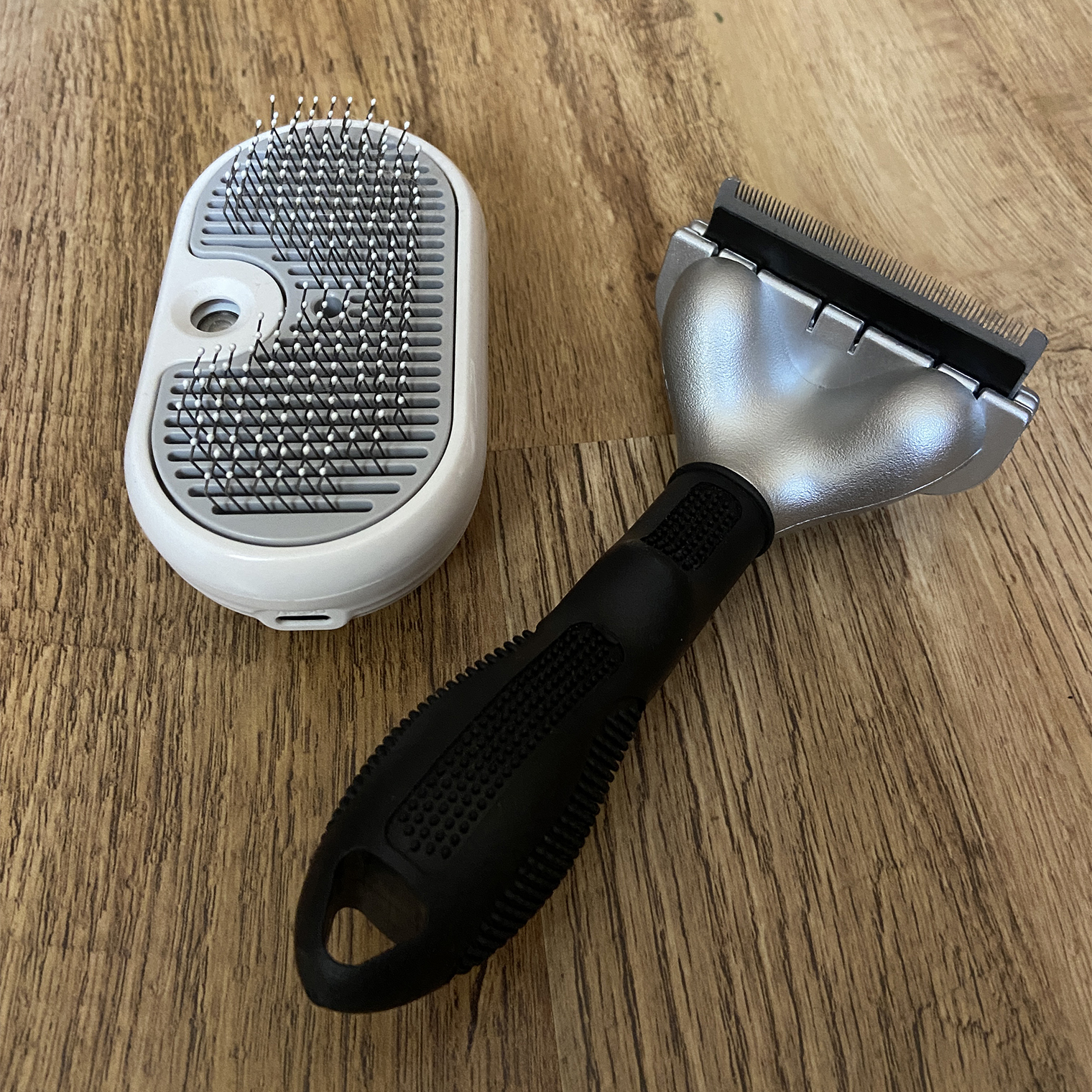 Щетка и дешеддер, которыми мы вычесываем Эми