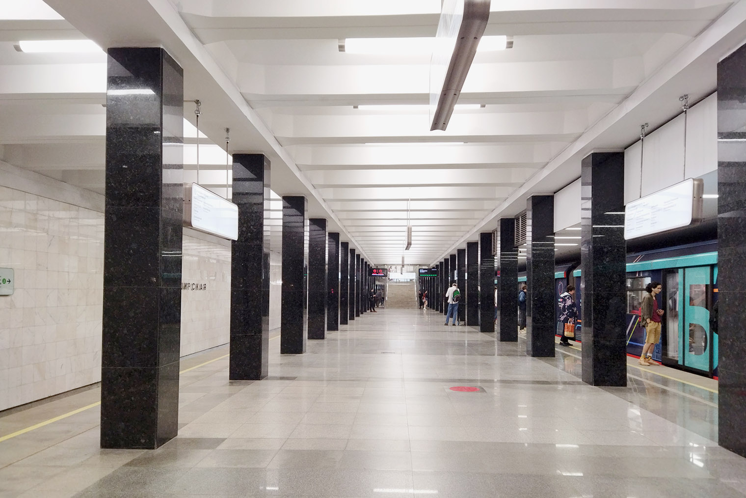 Один из двух залов станции «Каширская» — здесь белые стены с черными колоннами
