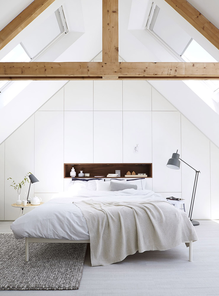 Спальня в мансарде в скандинавском стиле, акцент на деревянных балках. Источник: onekindesign.com