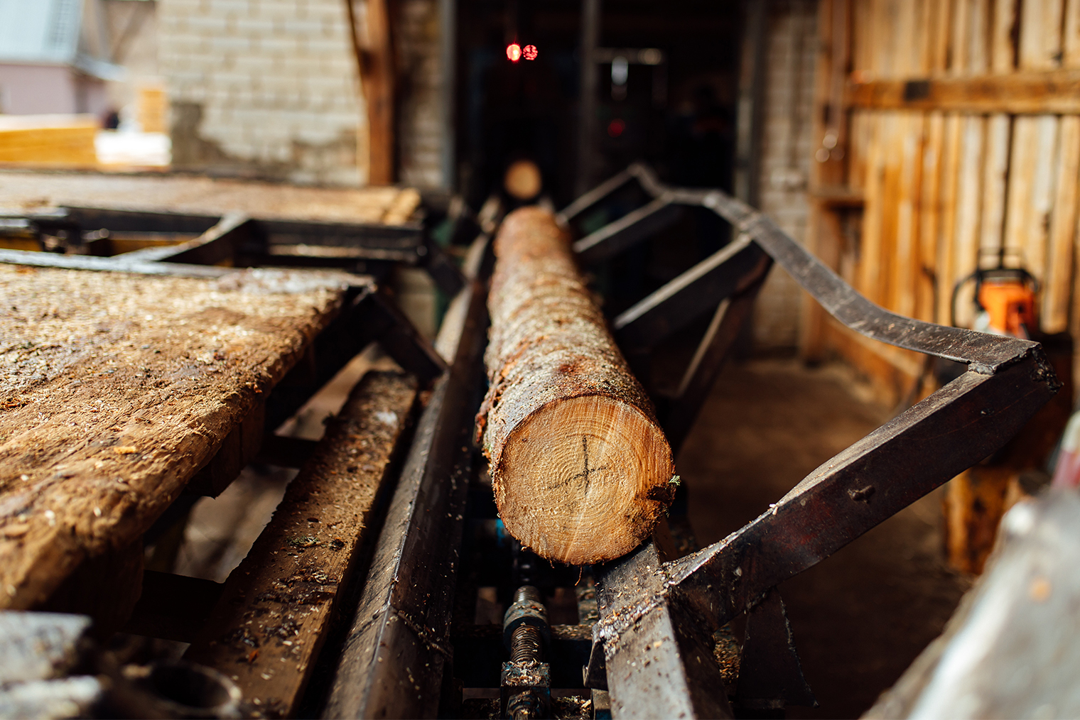 Во многих соседних деревнях есть пилорамы для производства черновых пиломатериалов. Фотография: EvGavrilov / Shutterstock / FOTODOM