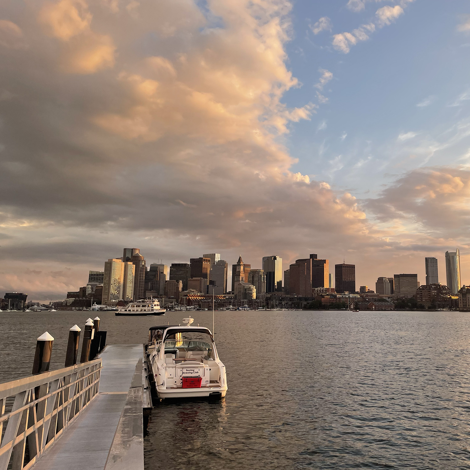 Летний закат с панорамным видом на центр города