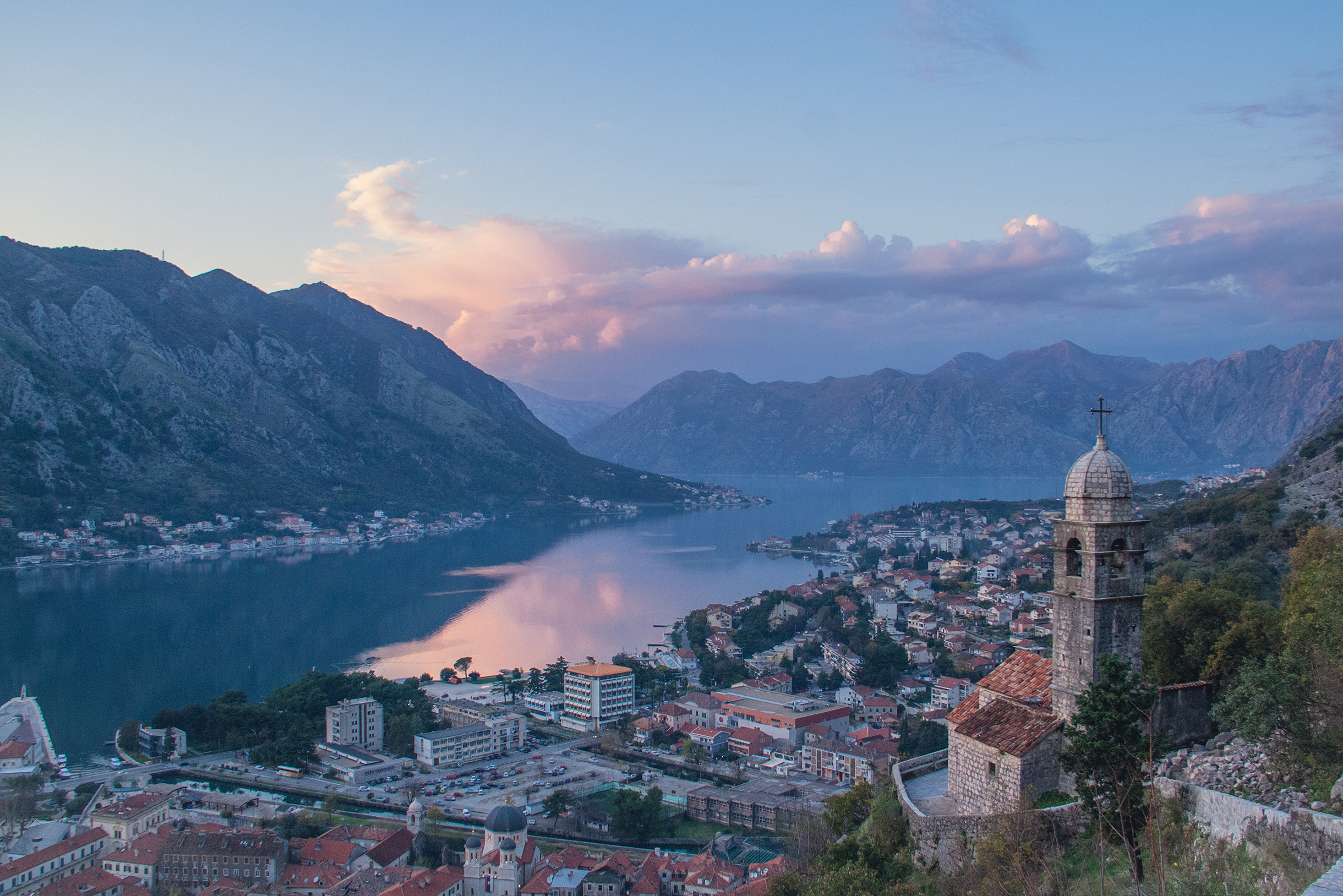 Вот и ноябрьский закат подоспел. Вид на церковь Богородицы Здравие