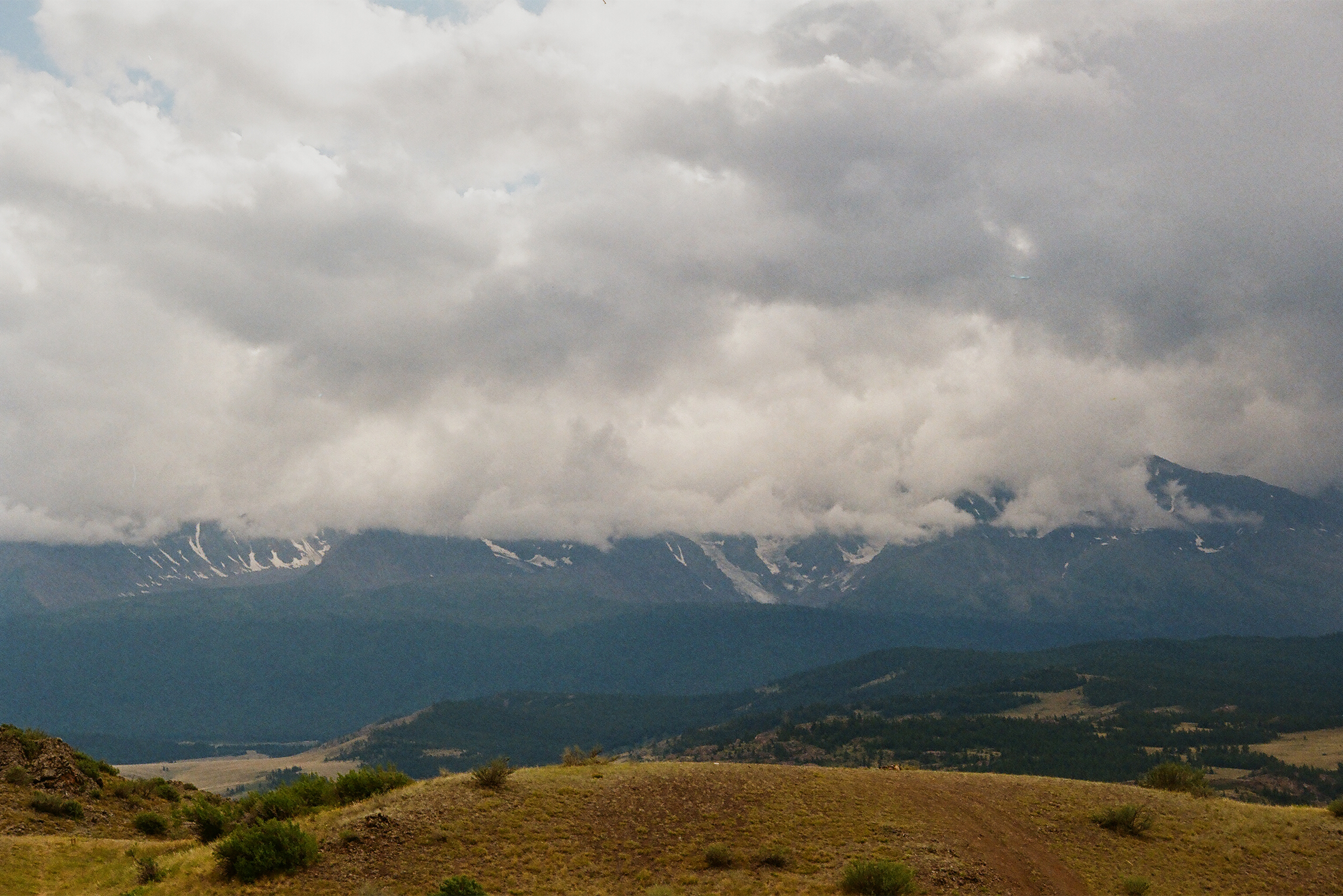 Нашли случайную смотровую на ледник Актру. Правда, было облачно и он спрятался. Но панорама гор все равно великолепна