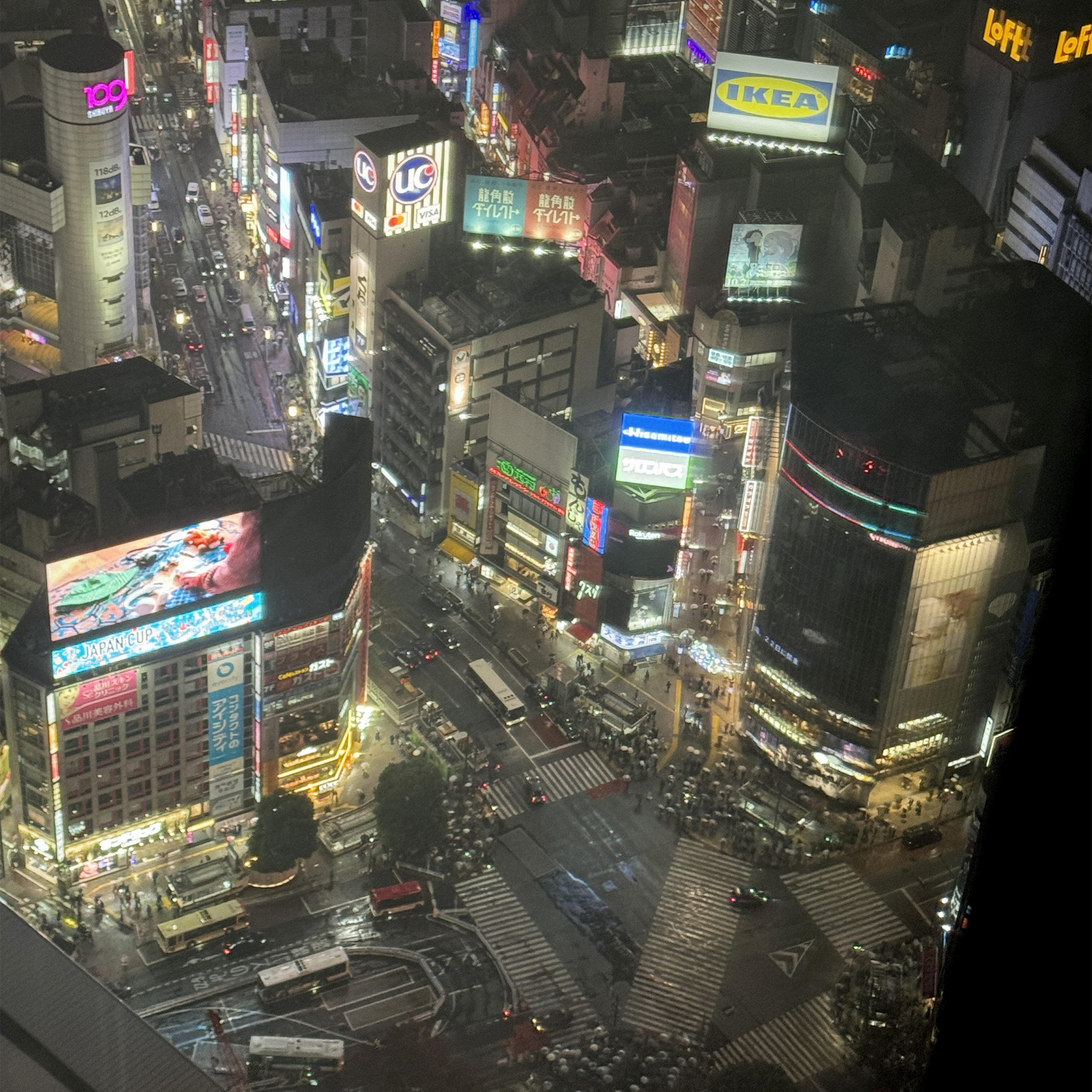 Знаменитый перекресток в СибуеСибуйский диагональный пешеходный переход самый большой и загруженный в Японии. В моменты пиковой нагрузки его могут одновременно пересекать до 3 000 пешеходов, вид со смотровой «Сибуя Скай». Не очень четко, потому что руки тряслись на такой высоте. Сверху красиво, но на деле обычный перекресток. Хотя посмотреть все равно стоит