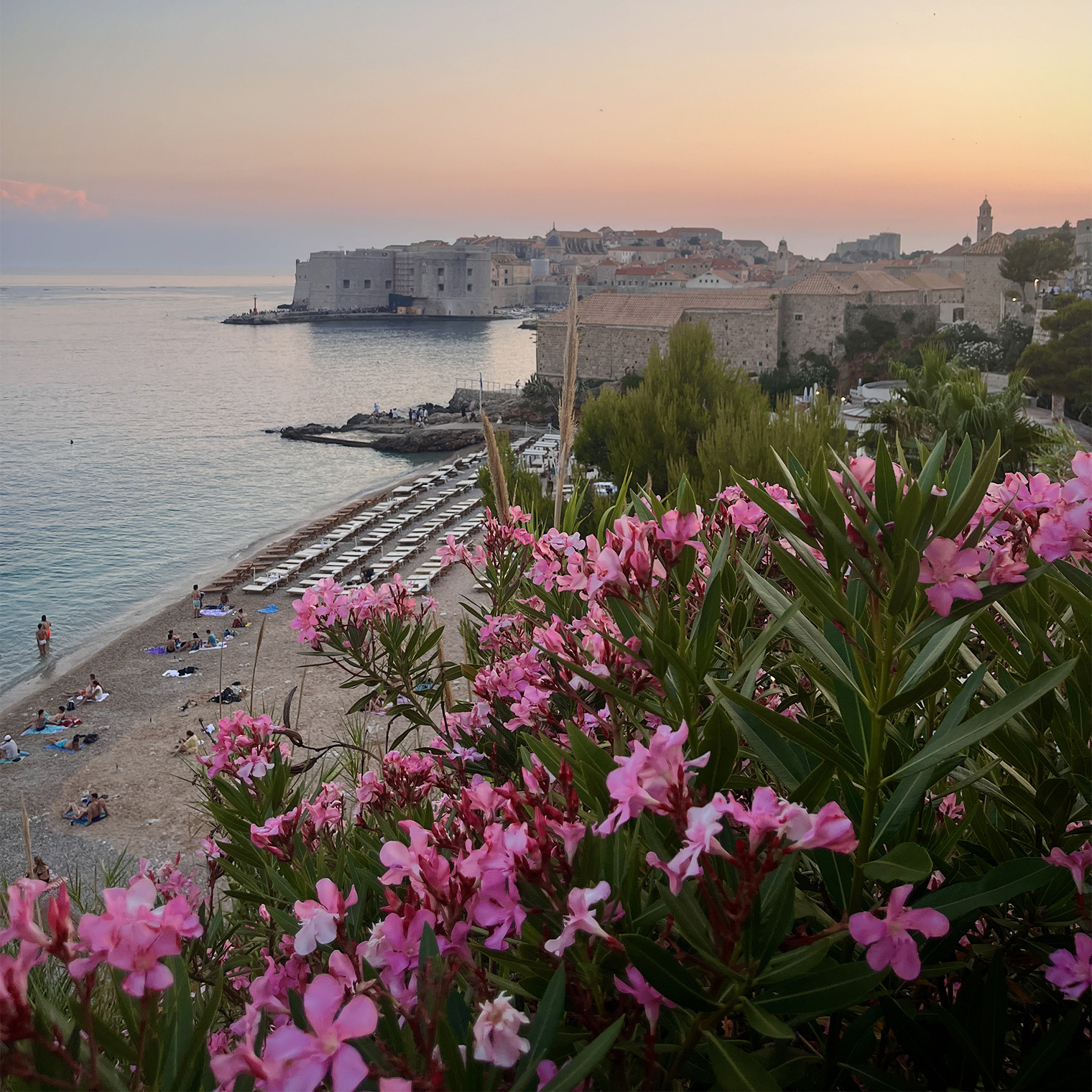 По пути на ужин поймали закат над популярным пляжем Дубровника