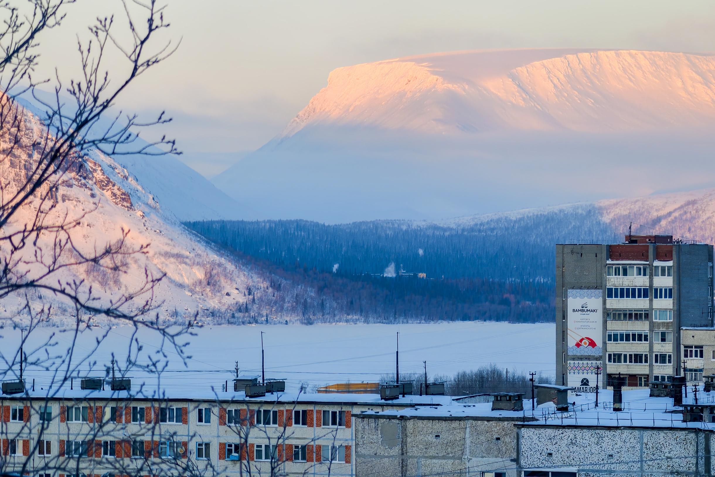 Несколько дней я работала на удаленке. Увидела в окно, что наступил розовый часРозовый час — в фотографии так называют время перед рассветом, когда в безоблачную погоду в освещении преобладает розовый цвет, и бросилась снимать буквально в десяти метрах от дома. Так выглядит город, когда на вершинах брезжит рассвет