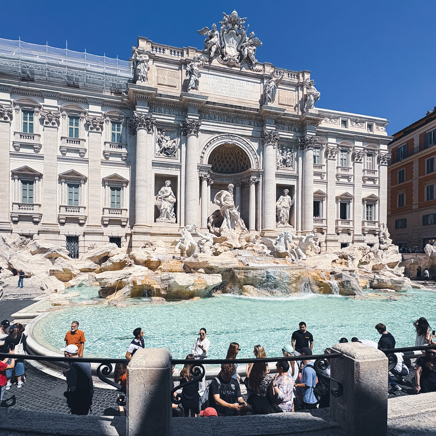 К фонтану Треви пробирались с усилием. Удивило, что ежегодно туристы бросают в него около 1,5 млн евро. Мы тоже бросили монетки, по три штуки, чтобы уж точно вернуться