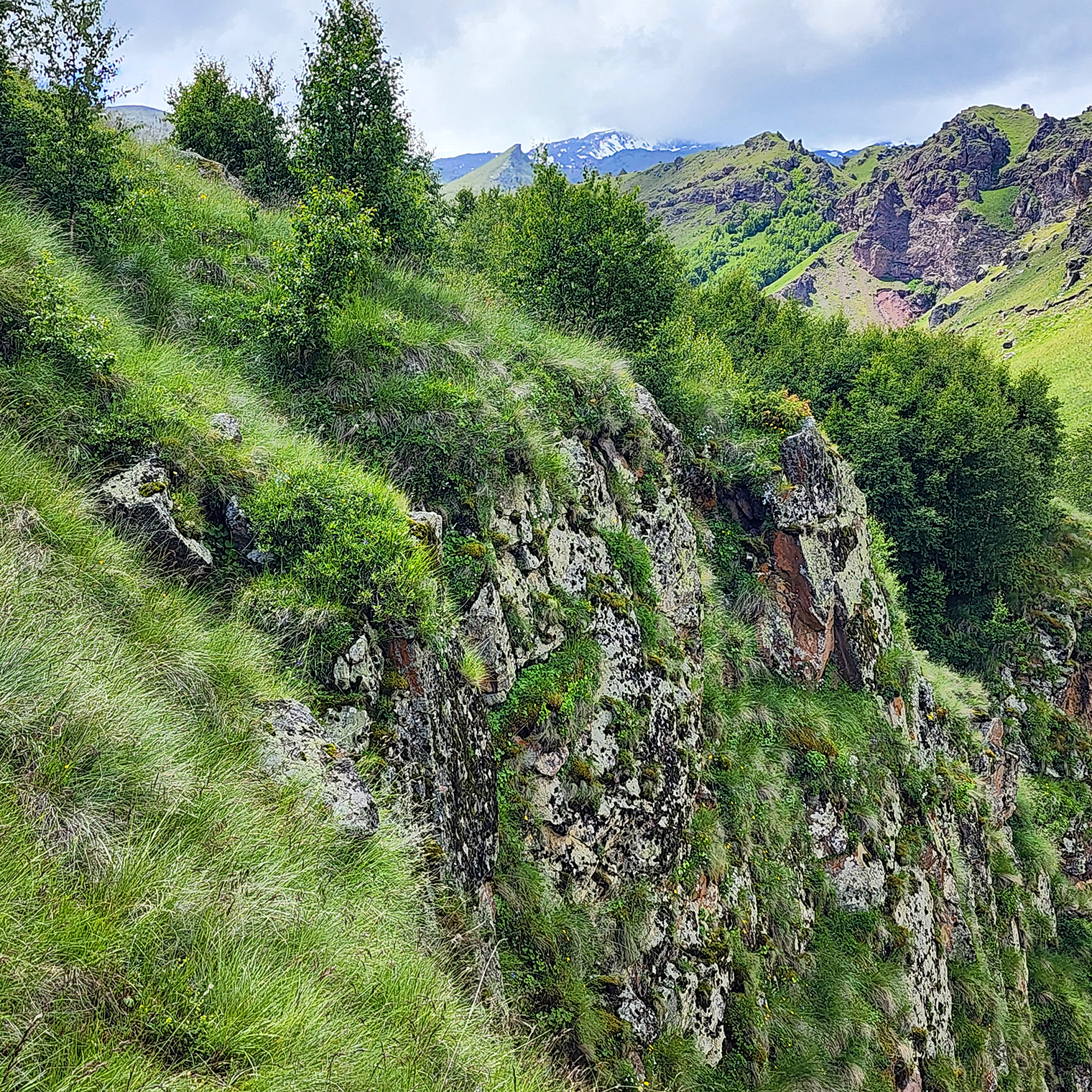 Впечатлили поросшие мхом скалы. Хотелось стоять и вечность любоваться пейзажами