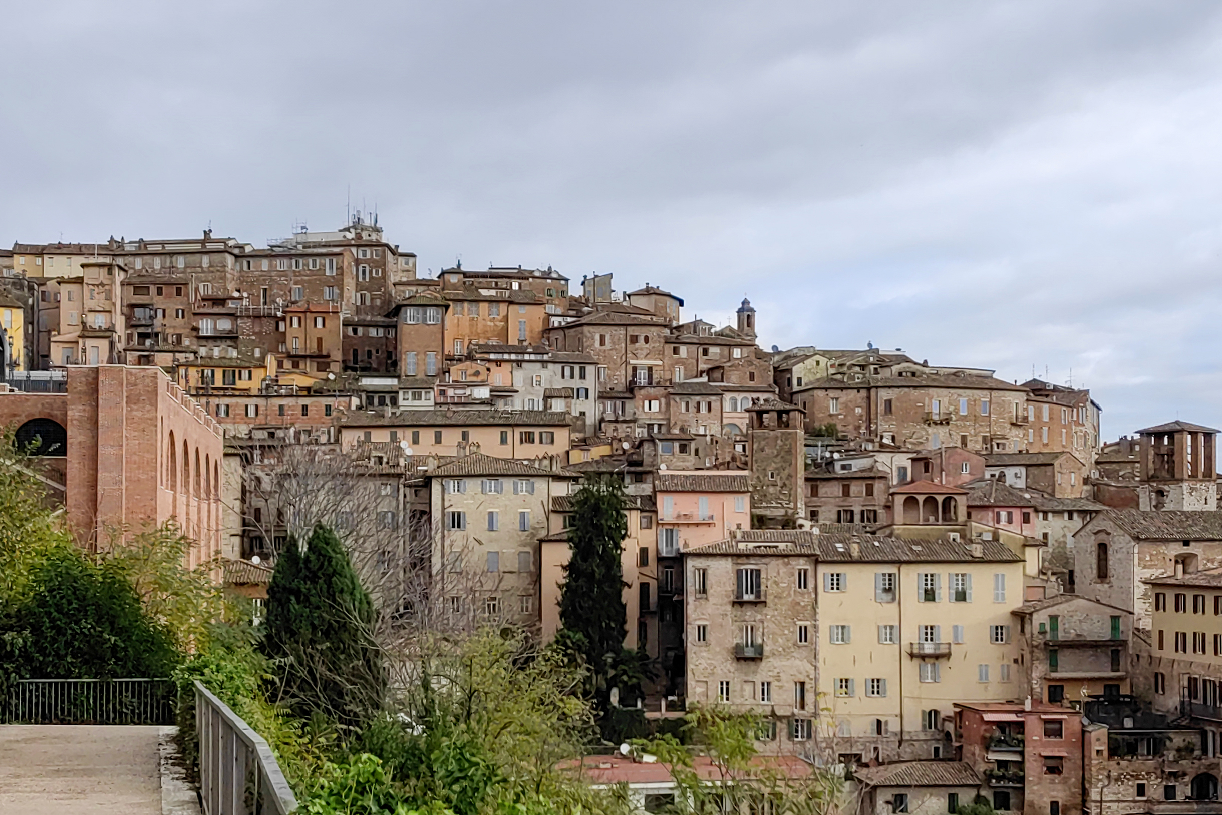 Перуджа. Дома буквально карабкаются по склону холма