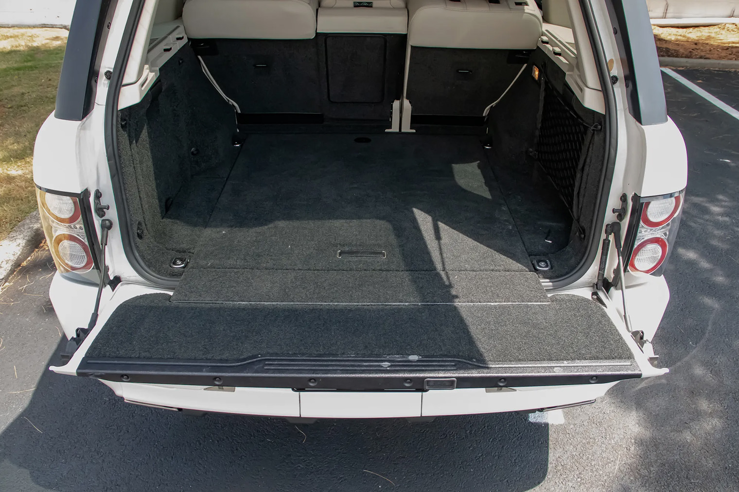 Багажник очень большой — 991 л. Люди среднего роста даже не дотянутся до мелочей у спинок сидений. Источник: bringatrailer.com