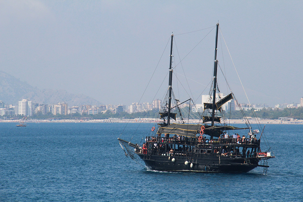 У детей пользуются популярностью экскурсии на пиратском судне с анимационной программой и купанием в открытом море