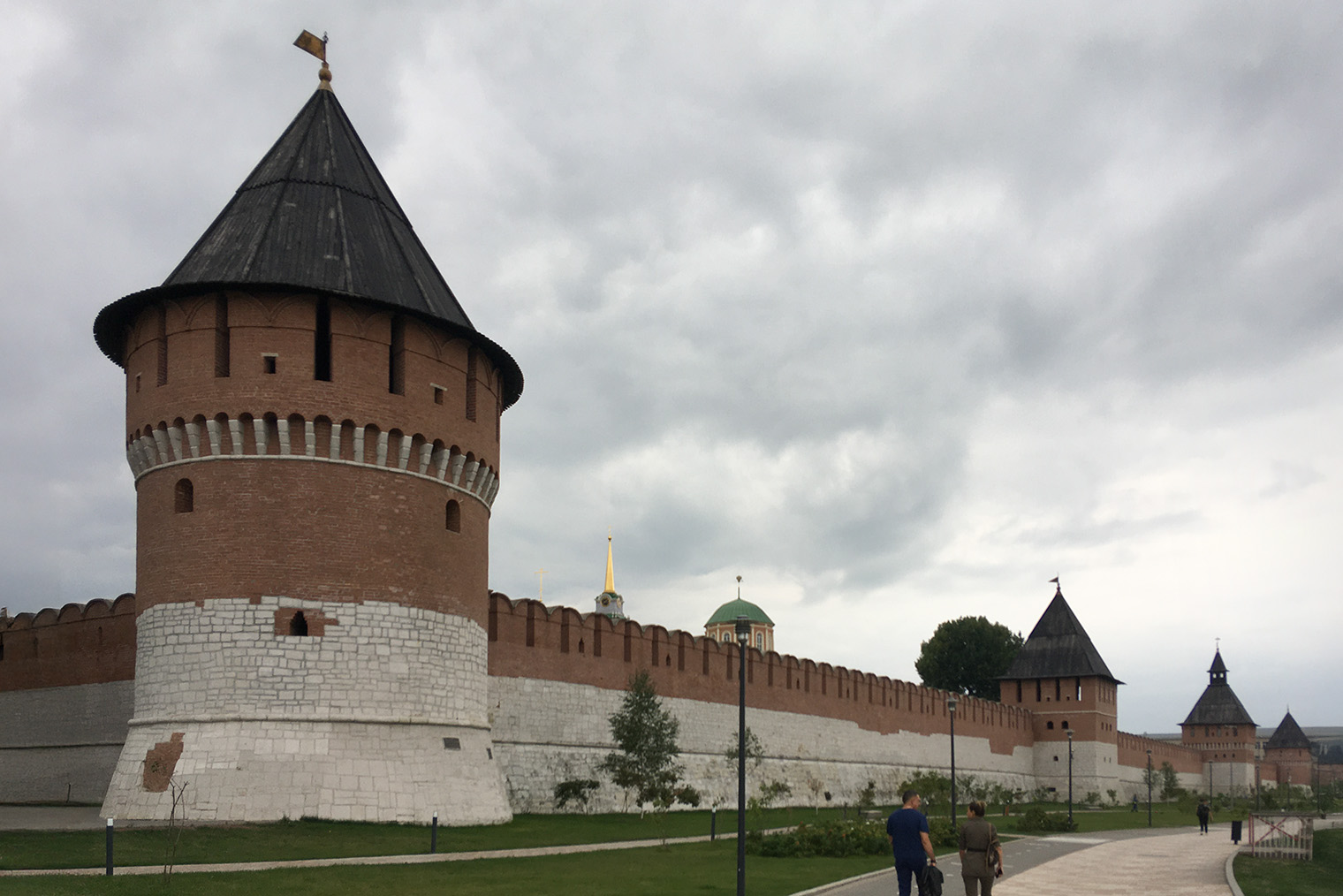 Лучший вид на стены и башни кремля открывается с набережной