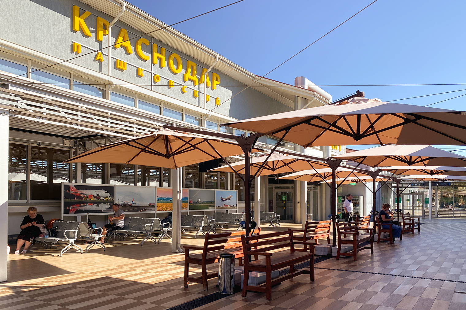 Перед входом в зал для регистрации и сдачи багажа. Источник: пресс-служба аэропорта