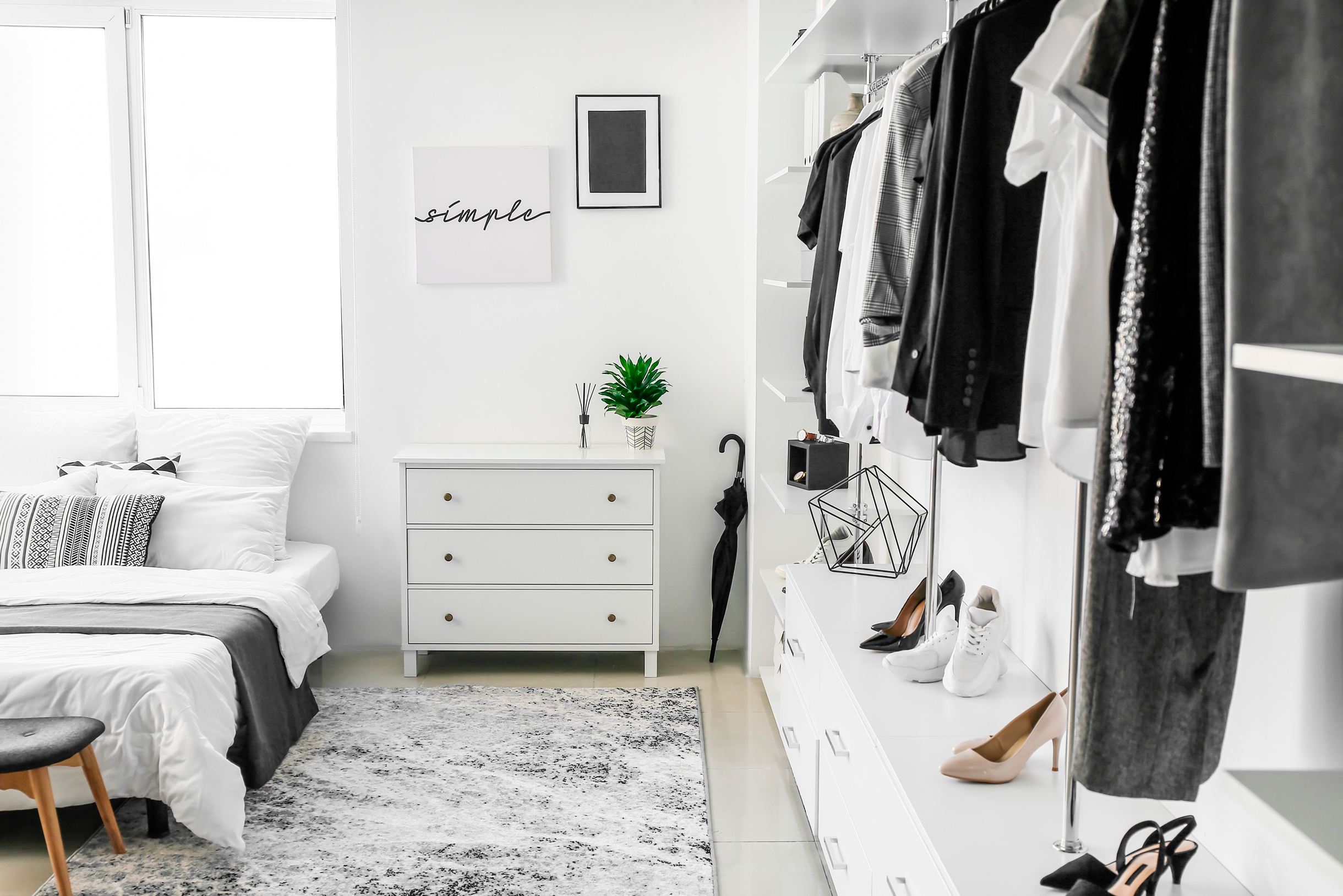Вместо открытого гардероба мог быть просто белый закрытый шкаф. Фотография: Pixel⁠-⁠Shot / Shutterstock / FOTODOM