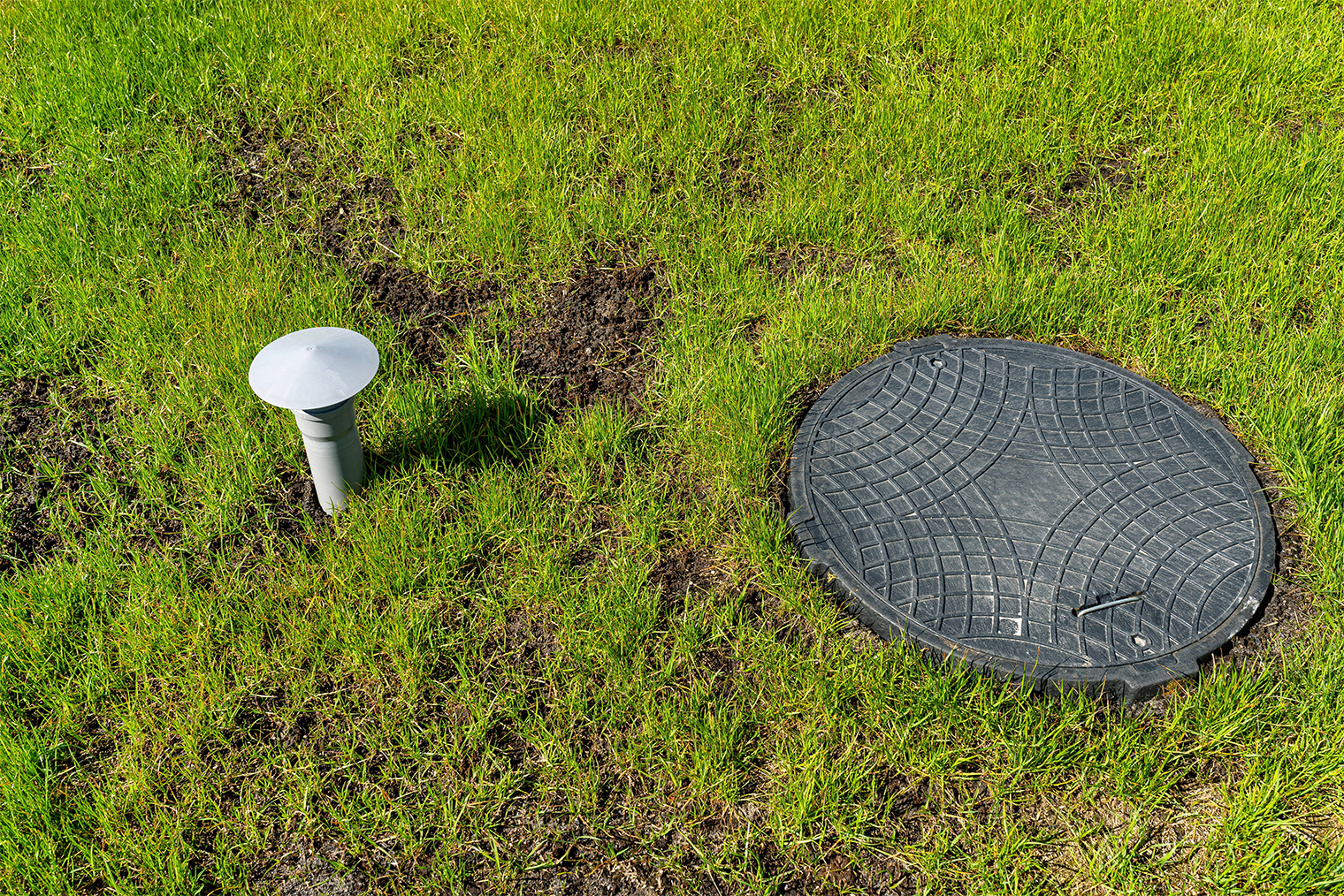 Вот такой пластиковый грибок ставят для вентиляции септика — достаточно простой канализационной трубы диаметром 50 мм и насадки-зонтика на нее, чтобы внутрь не попадали осадки. Высоту трубы подбирайте в зависимости от высоты снежного покрова в вашем регионе, чтобы зимой она не ушла в сугроб. В средней полосе обычно достаточно 0,5—1 м. © Kinek00 / Shutterstock / FOTODOM