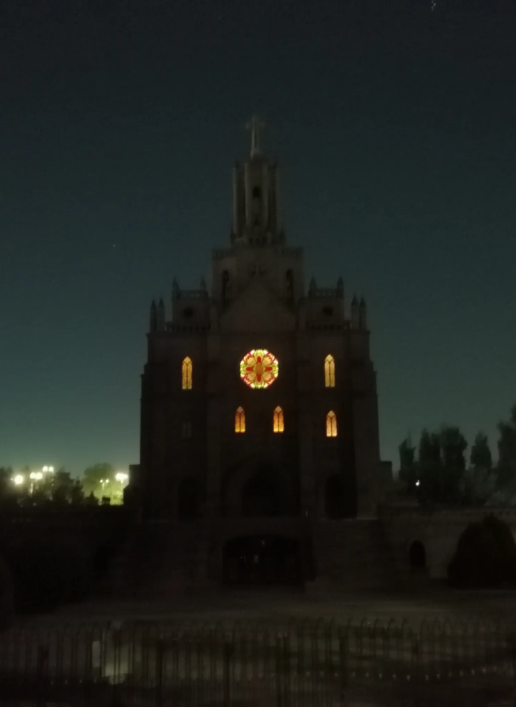 Католический собор ночью