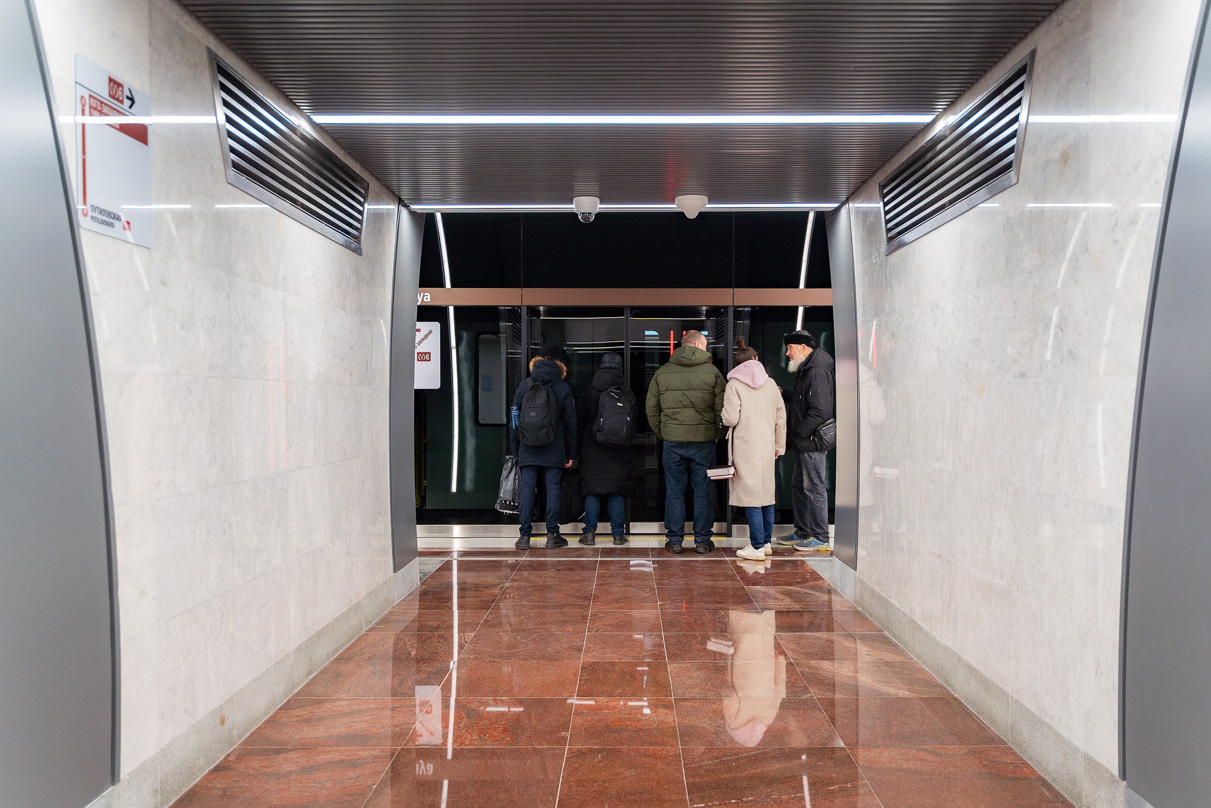 Двери ограждений открываются автоматически вместе с дверьми вагонов