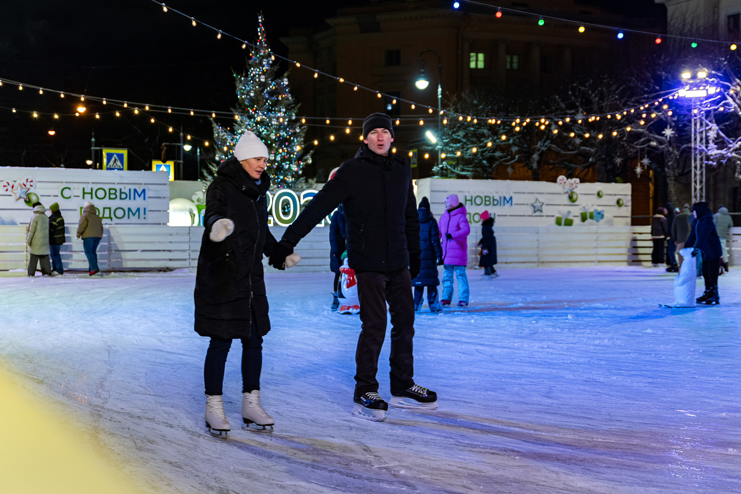 На Кленовой улице рядом с ярмаркой заработал бесплатный каток. В одни руки можно получить только один билет. Их выдают по расписанию