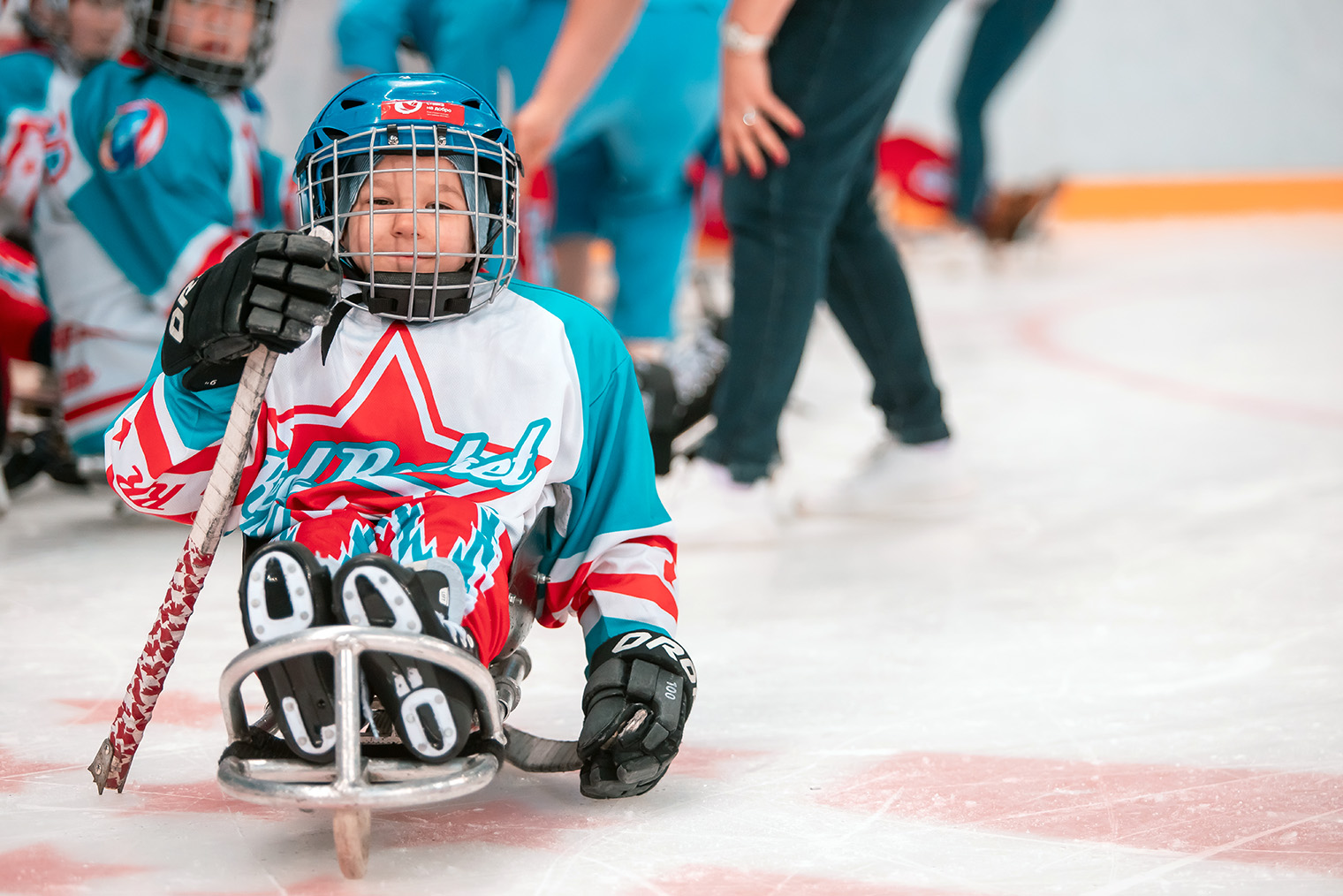 Всего тренировки посещают более полутора тысяч детей в 41 регионе России. Фотография: Федерация адаптивного хоккея