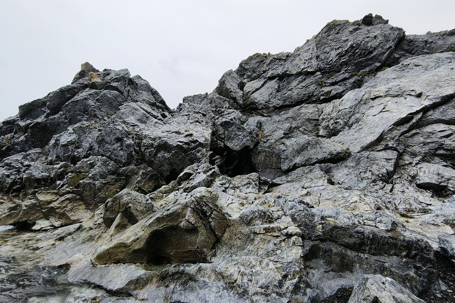 Снимок сделан в бухте под дождем. Мокрые скалы получились фактурными: можно разглядеть все прожилки, трещины и разломы
