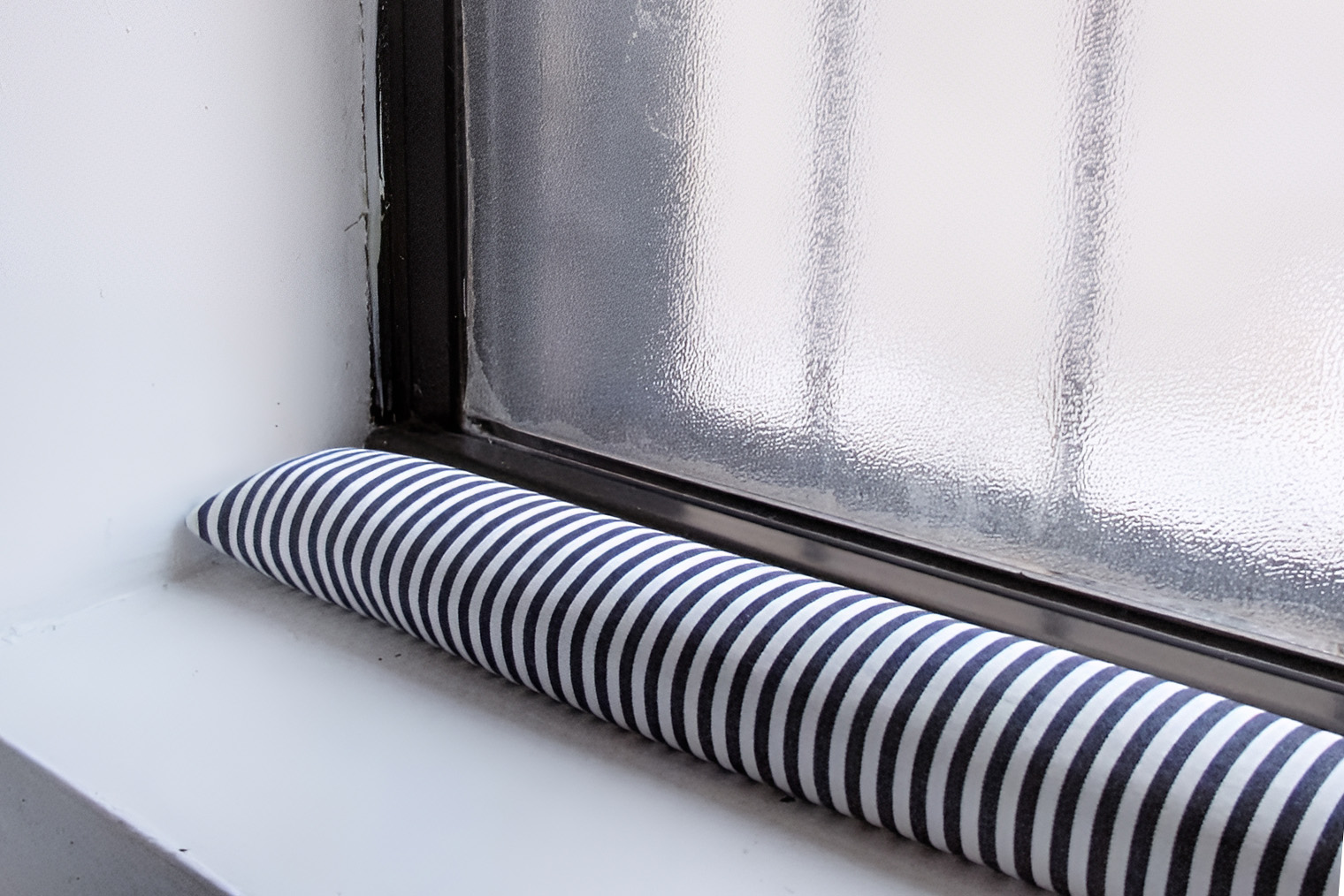 Когда в доме хорошая вентиляция и окна сухие круглый год, такой декоративный валик поможет предотвратить сквозняк и промораживание по нижней части окна, но не по всему периметру. Да и с точки зрения эстетики — на любителей. Источник: Sarah Blooms / Pinterest