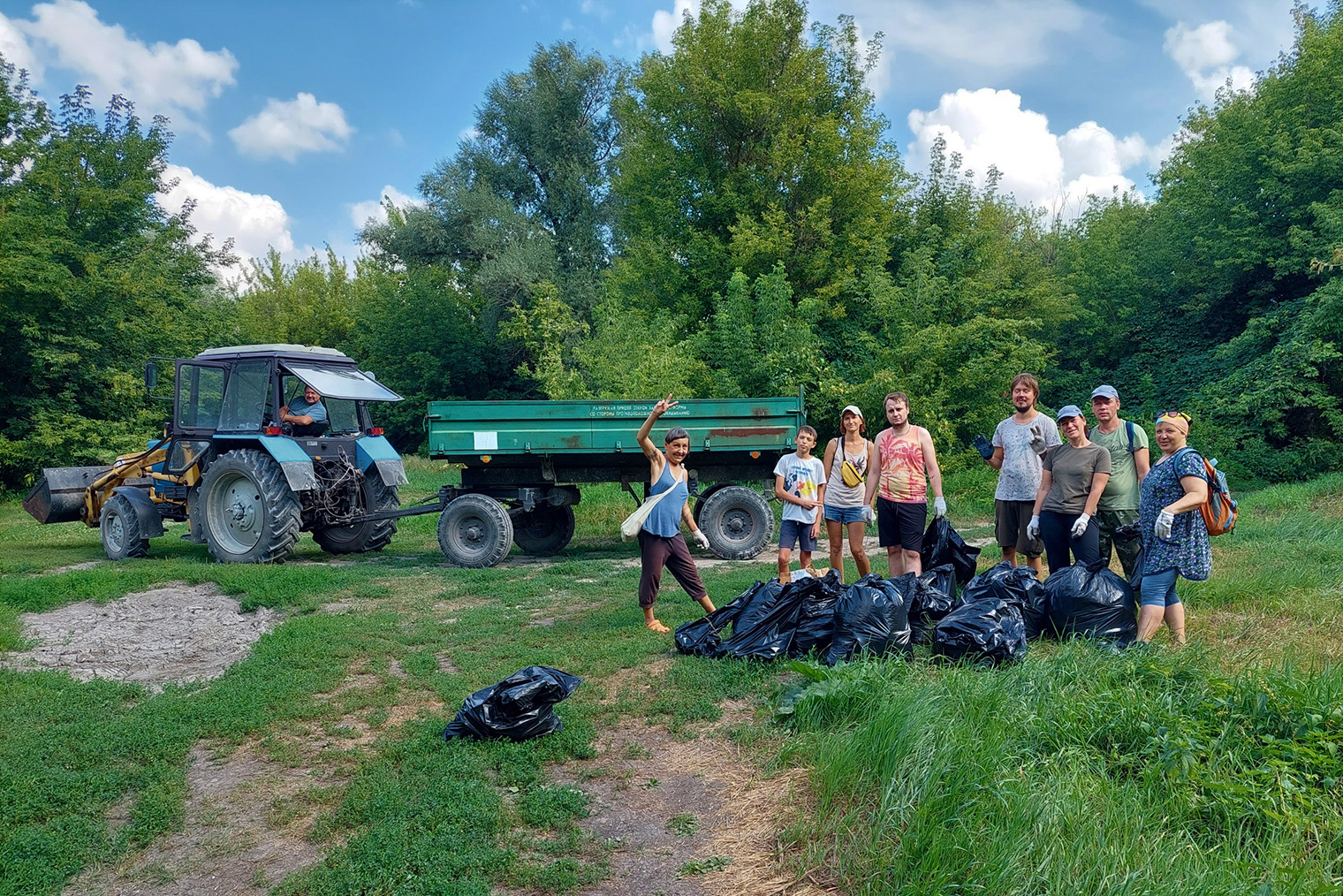 Туристы часто оставляют после себя на природе горы мусора, которые приходится убирать добровольцам. Источник: соцсети музея-заповедника «Дивногорье»