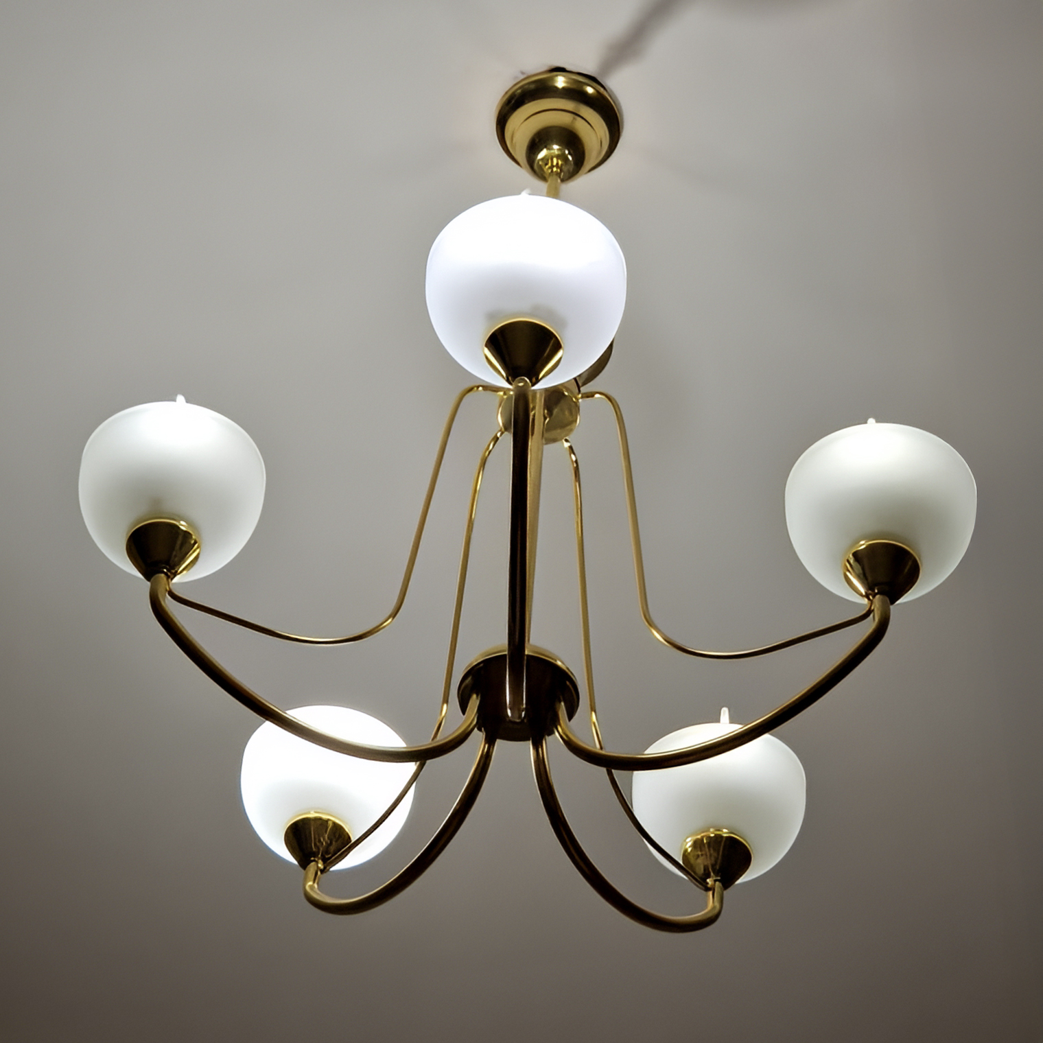 Купила люстру в 2023 году за 2 000 ₽. Сейчас такие не продают