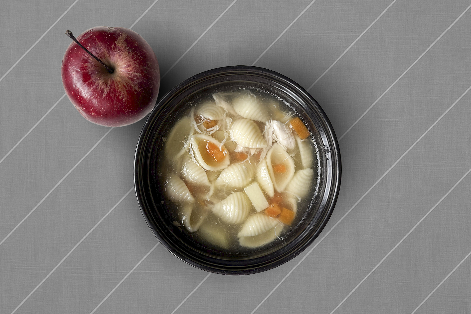 Обед — куриный суп и яблоко