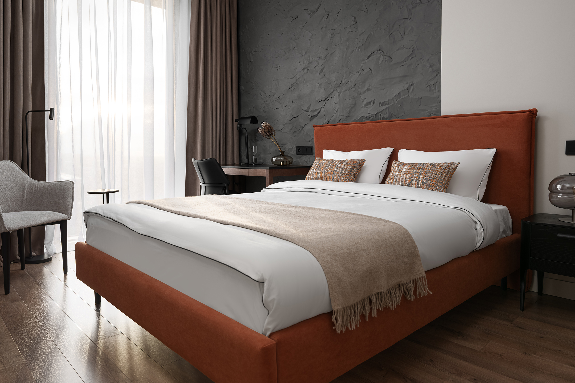 Обратите внимание, что цвет кровати максимально приглушен и по интенсивности совпадает с уровнем серого и коричневого. Если бы он был ярко-оранжевым, такой гармонии бы не получилось