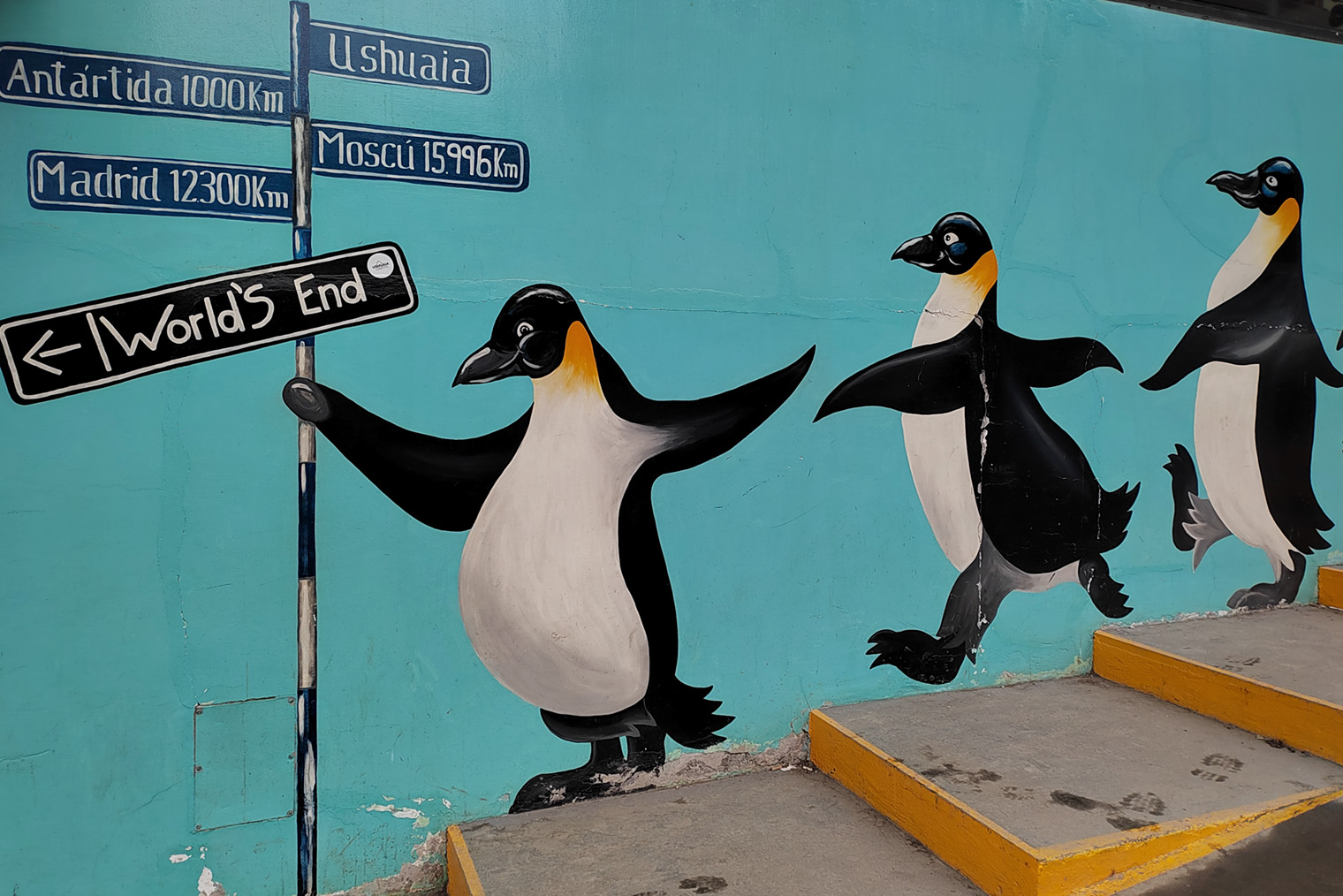 Неподалеку от Ушуайи путешественники знакомятся с магеллановыми и королевскими пингвинами. В городе этих красивых птиц можно увидеть на таком граффити с указателем расстояний до Антарктиды, Мадрида и Москвы