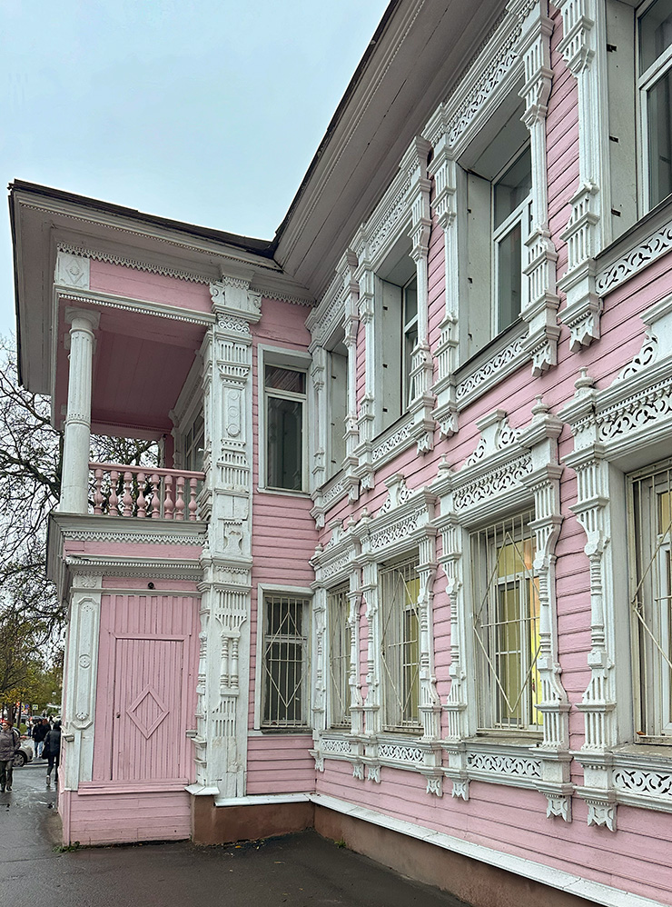 Некоторые дома в Вологде покрасили в непривычный цвет, но они все равно выглядят красиво