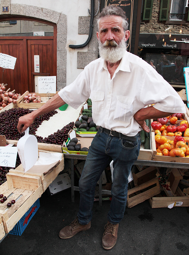 Продавец фруктов на субботнем рынке