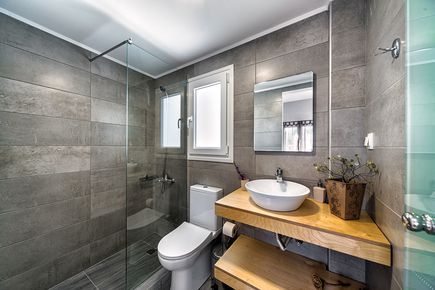 Правильная раскладка плитки избавляет от некрасивых обрезков по углам. © Maksym Prykhodnyuk / Shutterstock / FOTODOM