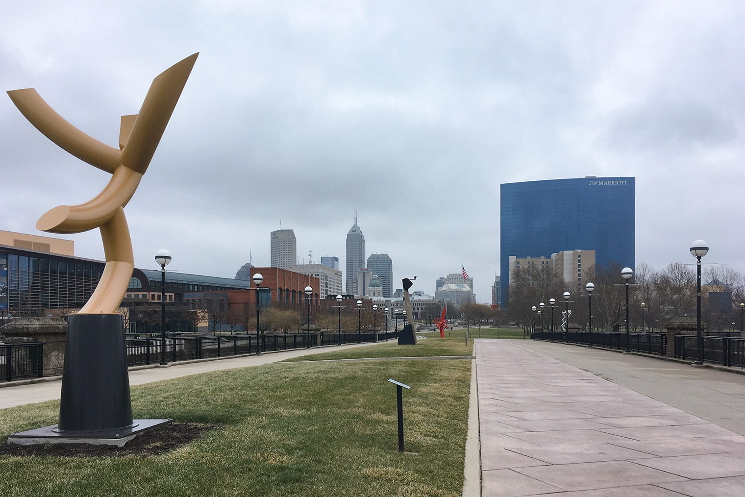 Во время туристической поездки в Индианаполис у меня возникла идея поволонтерить в зоопарке этого города: к тому моменту я увлеклась биологией. Но так как у меня не было машины, дорога туда и обратно обходилась бы мне слишком дорого. Билет на автобус в одну сторону стоил 20 $⁣ ( ₽)