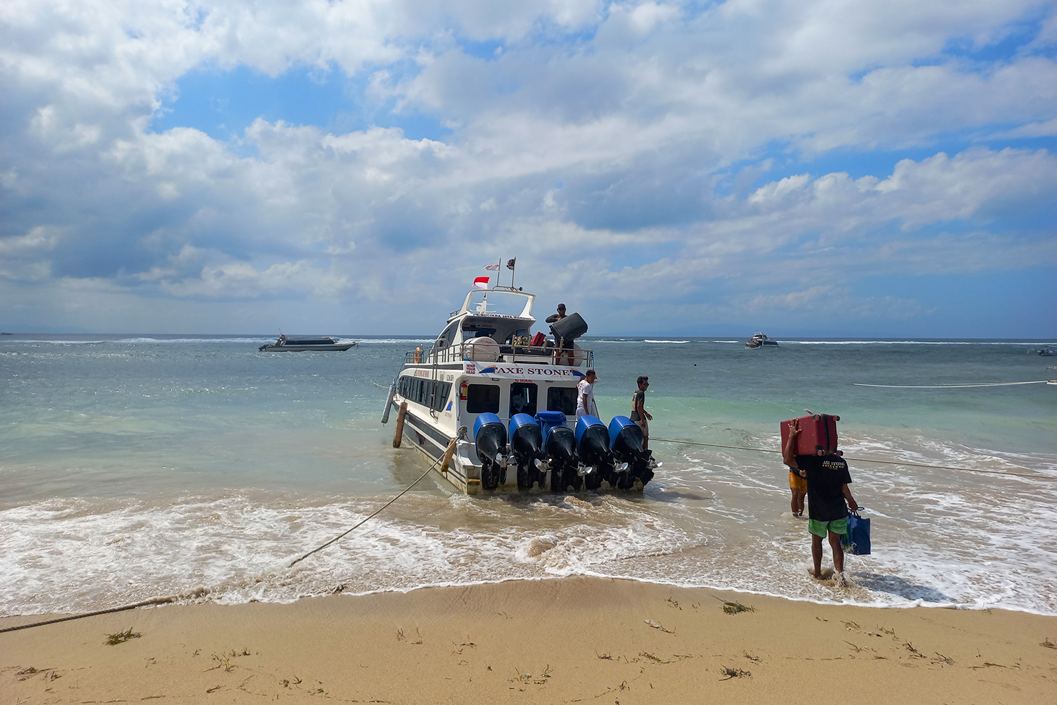 Паром на соседний остров Нуса-Пенида. © Дарина Устич