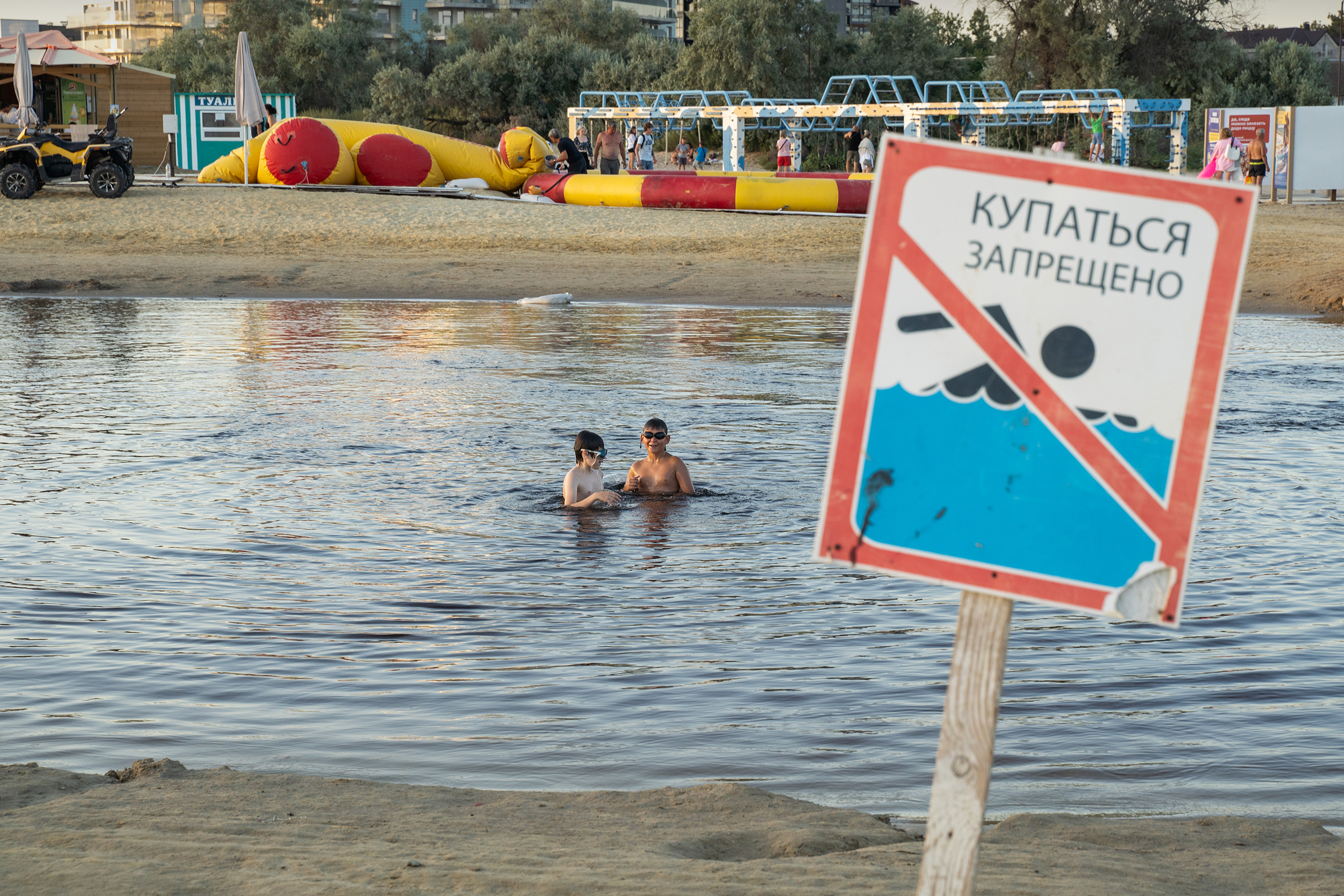 В 2025 году такие таблички стояли вдоль всех пляжей Анапы. Теперь журналист Т⁠—⁠Ж увидела только одну — у Центрального пляжа, где река Анапка впадает в море. На мазут пожаловались только двое туристов — одна обнаружила следы нефтепродуктов на нарукавнике сына, другой — чувствовал запах нефтепродуктов у моря однажды вечером. Впрочем, они отметили, что отдых это не испортило
