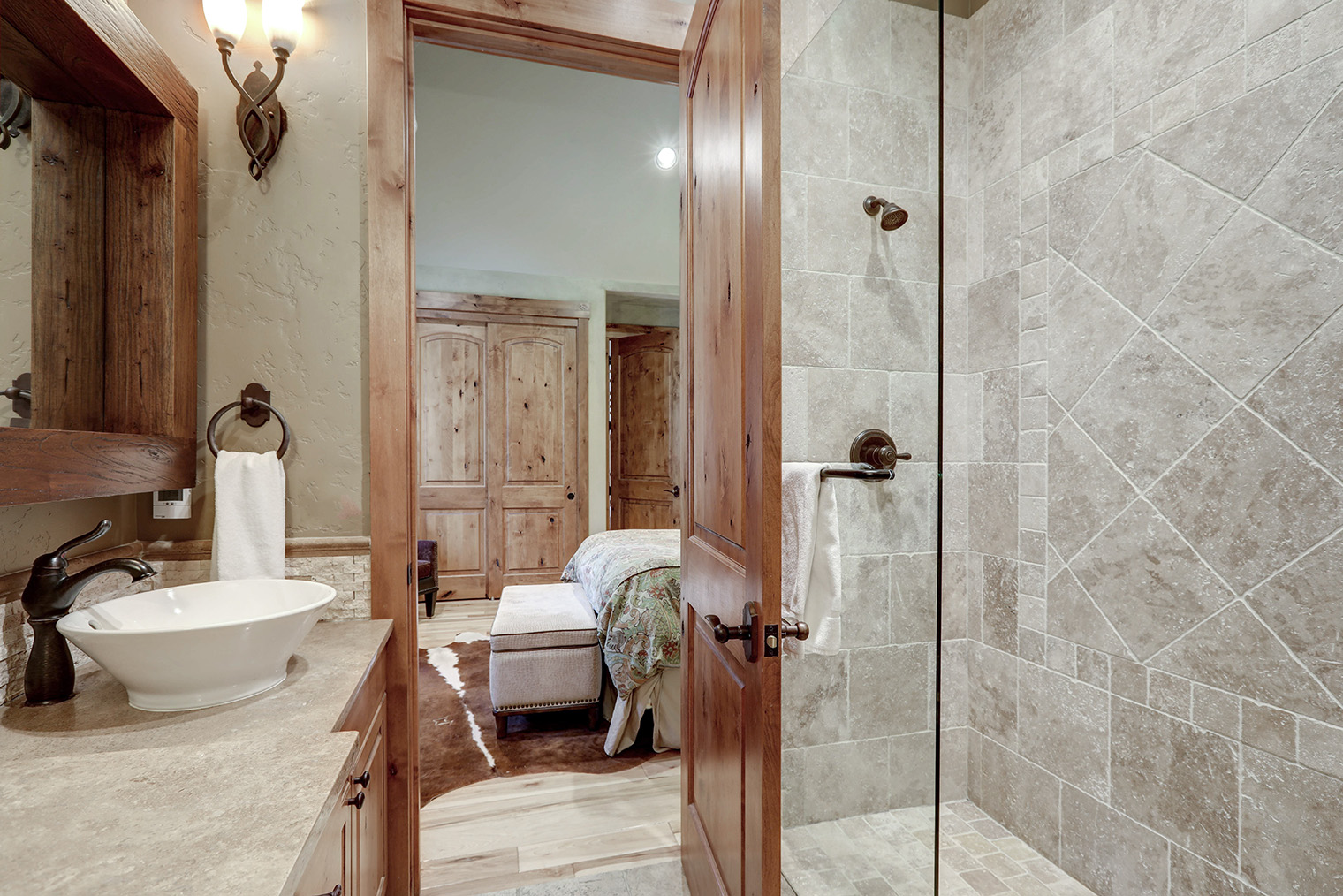 Хорошо, когда есть приватная ванная комната с доступом из спальни: не нужно ходить ночью через весь этаж. Фотография: Artazum / Shutterstock
