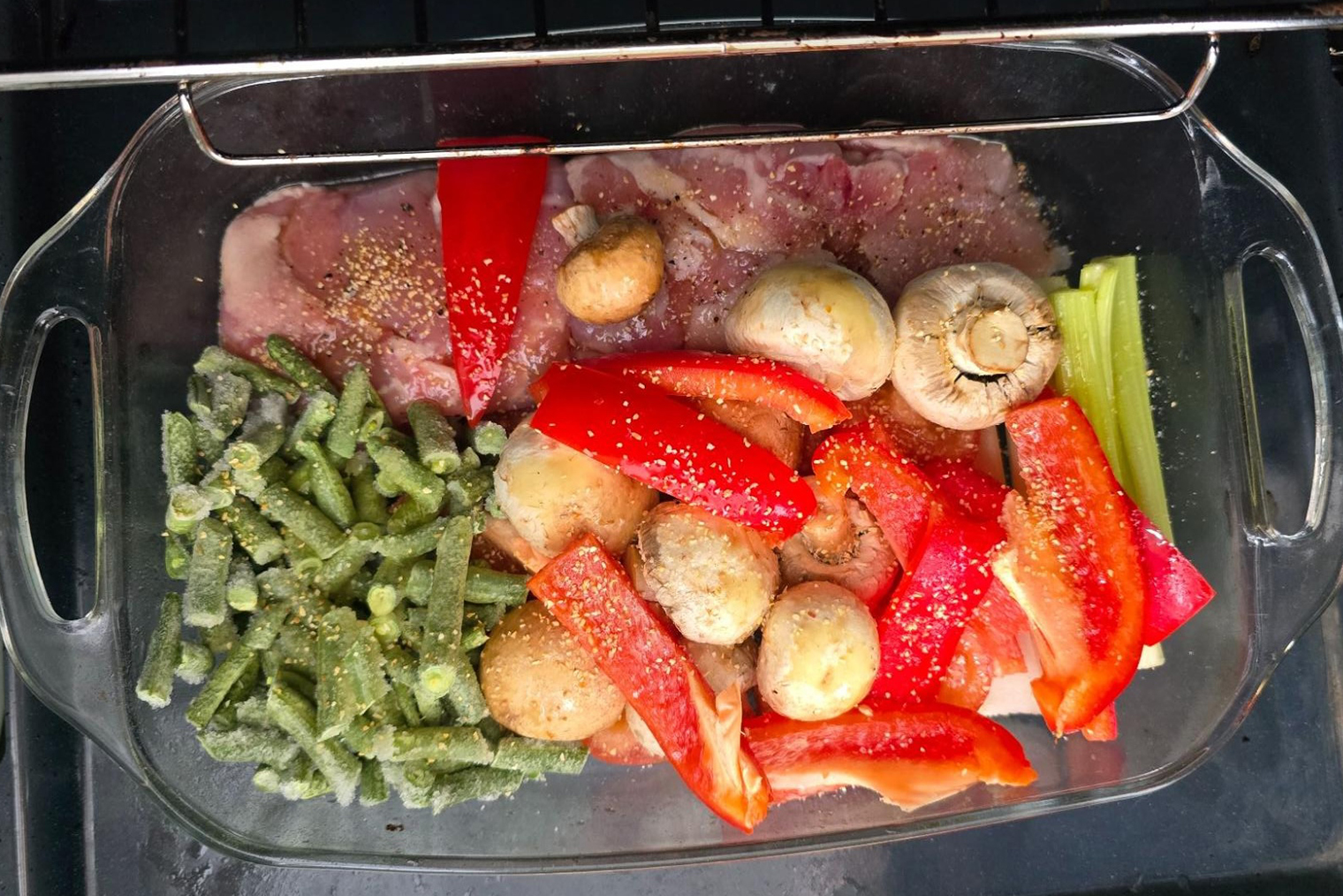 На обед запекла курицу с овощами и грибами