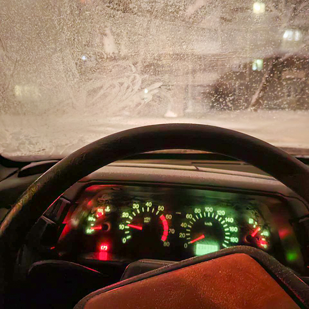 Прогреваю машину. Жду, когда оттает лобовое стекло
