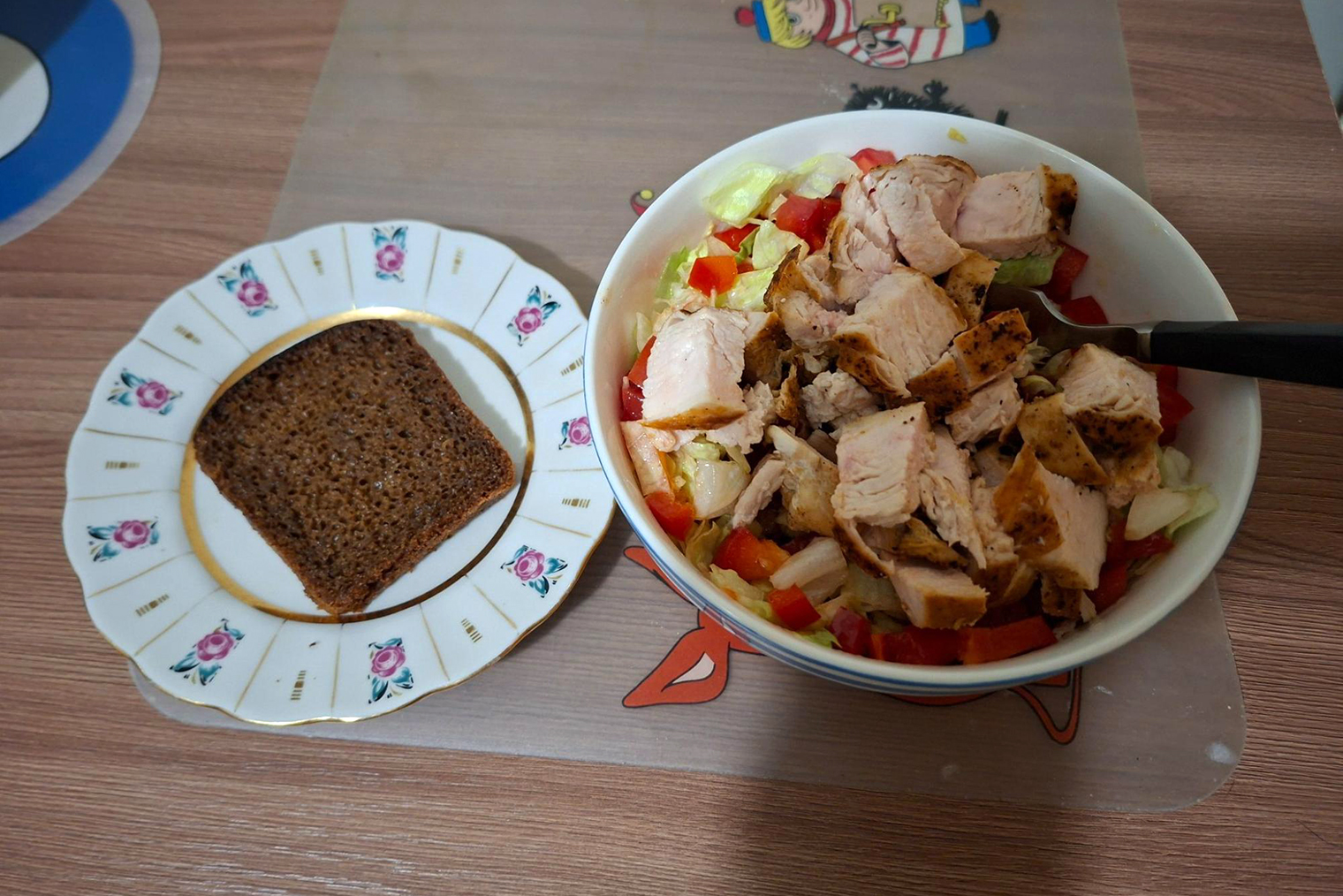 Ужинаю салатом из помидора, перца, салата айсберг с курицей и оливковым маслом