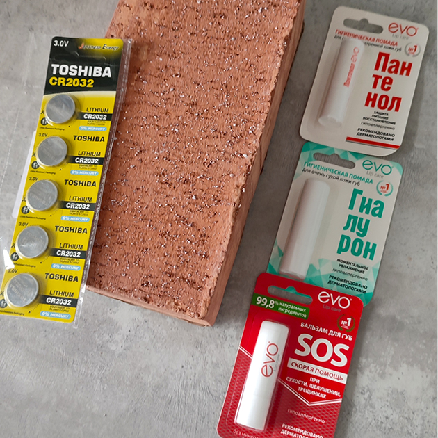 На удаленке я трачу слишком много воды. И есть теория, что с кирпичом в сливном бачке получится меньше. Не знаю, откуда в моей голове такие мысли, но теории на то и нужны, чтобы их проверять :)